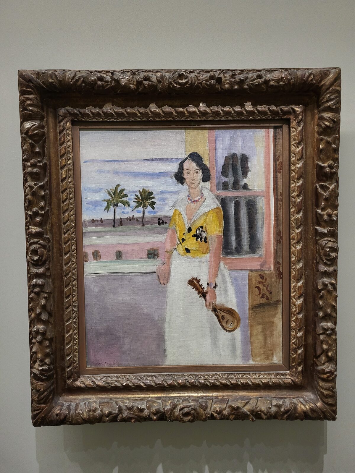una donna con il mandolino di Matisse davanti a una finestra di Nizza, con le palme e il mare sullo sfondo
