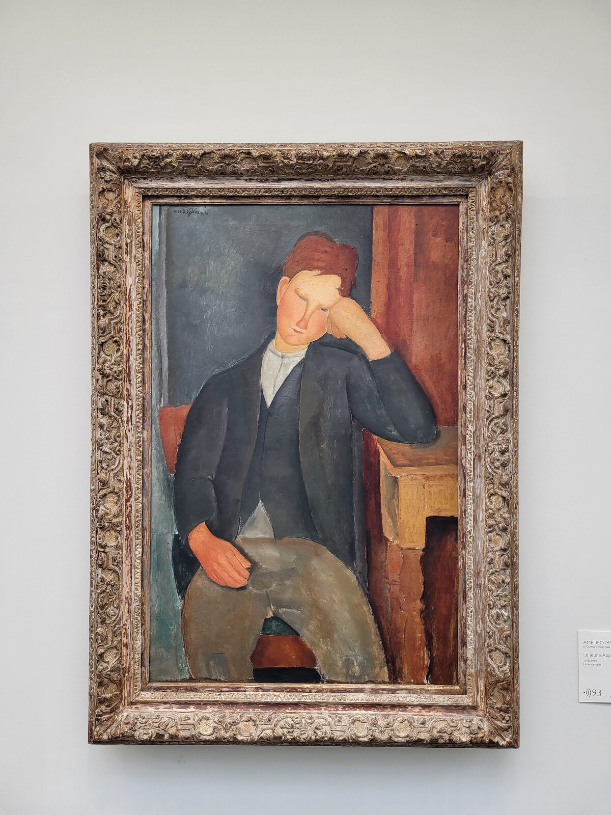 Il giovane apprendista di Modigliani, un ragazzo in giacca blu seduto con la testa appoggiata sulla mano
