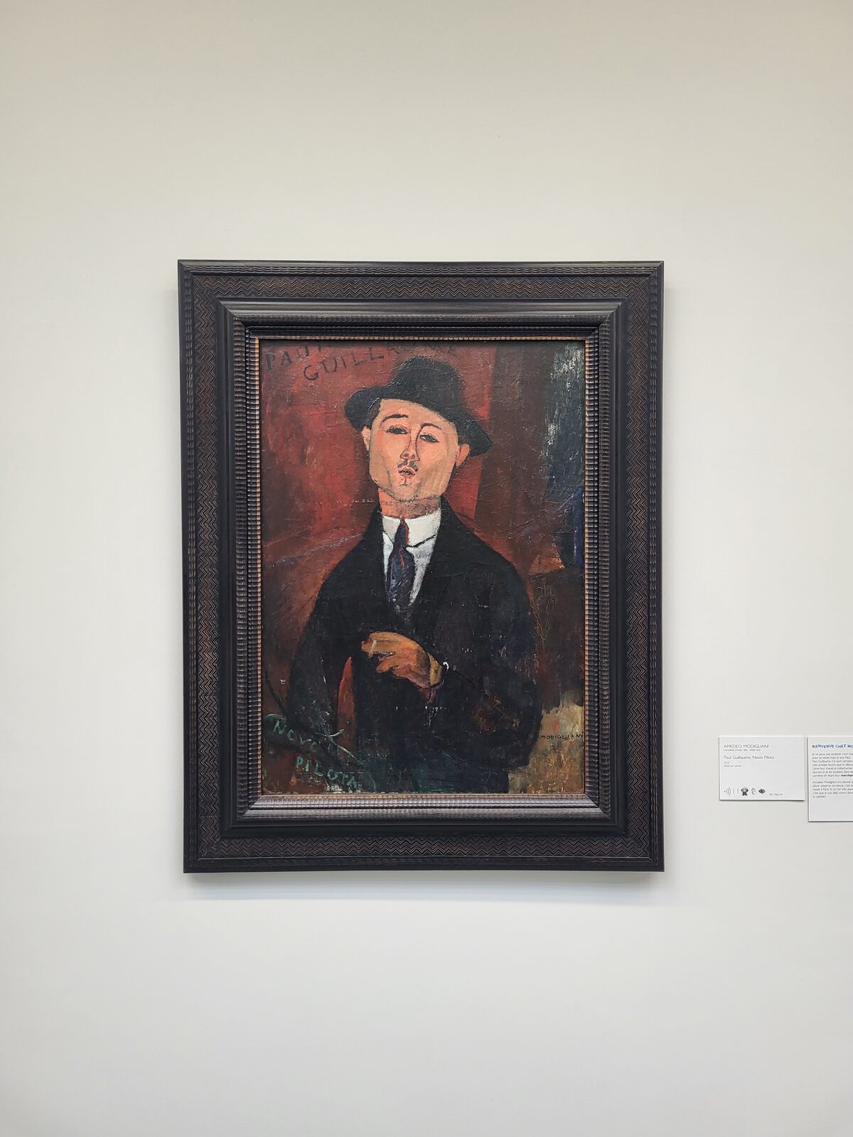 Paul Guillaume Novo Pilota di Modigliani, il mercante con la bombetta e la sigaretta su fondo rosso
