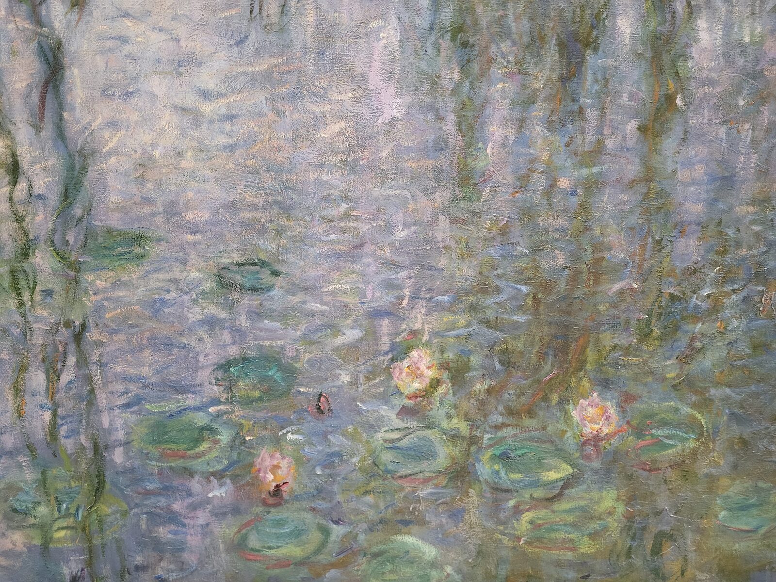 dettaglio ravvicinato delle Ninfee di Monet, con le pennellate rosa e verdi che formano i fiori sull’acqua