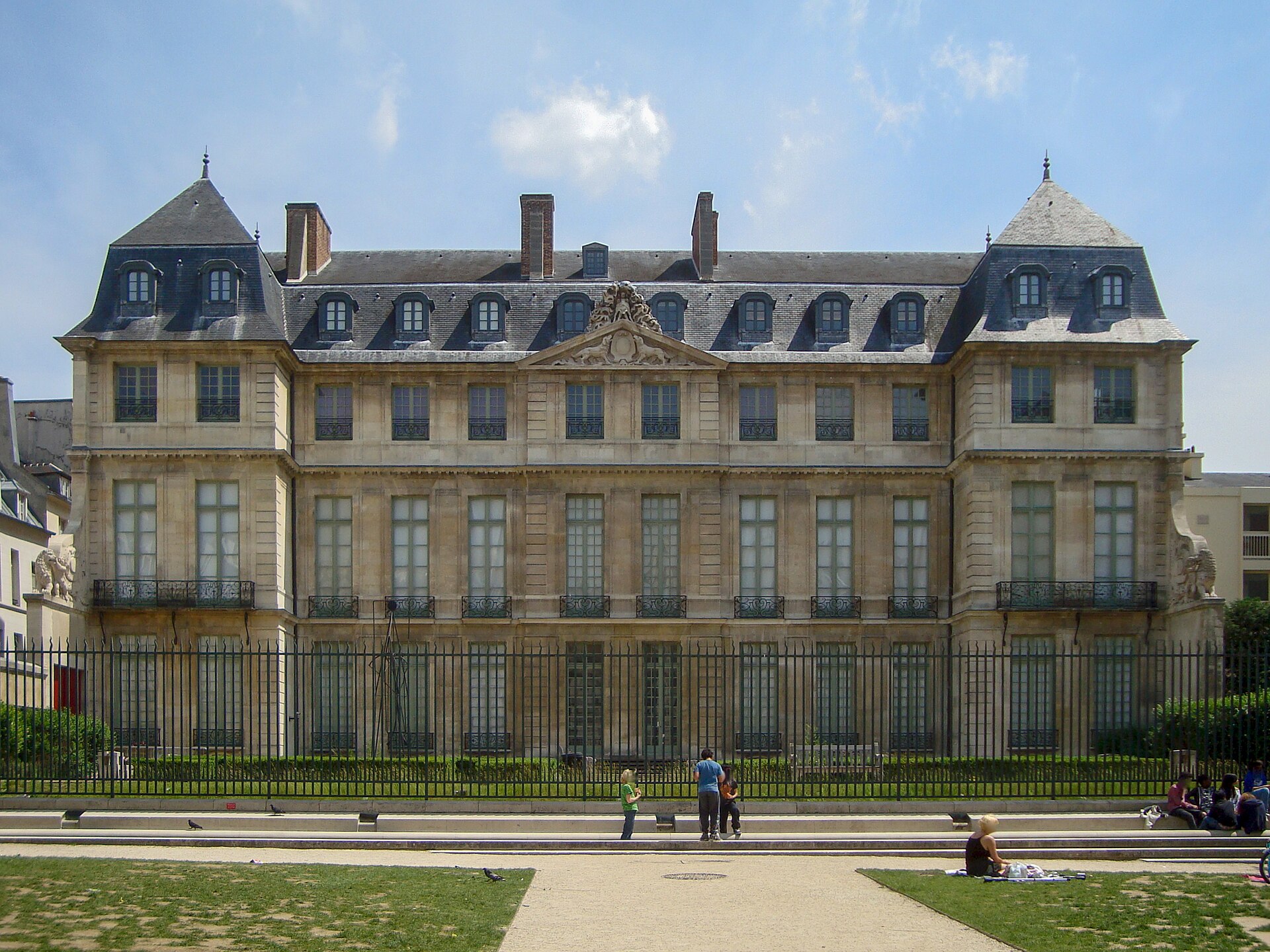 la facciata sul giardino dell hotel sale a parigi, un palazzo secentesco di pietra chiara con il tetto di ardesia, le lucernaie e il grande frontone scolpito al centro
