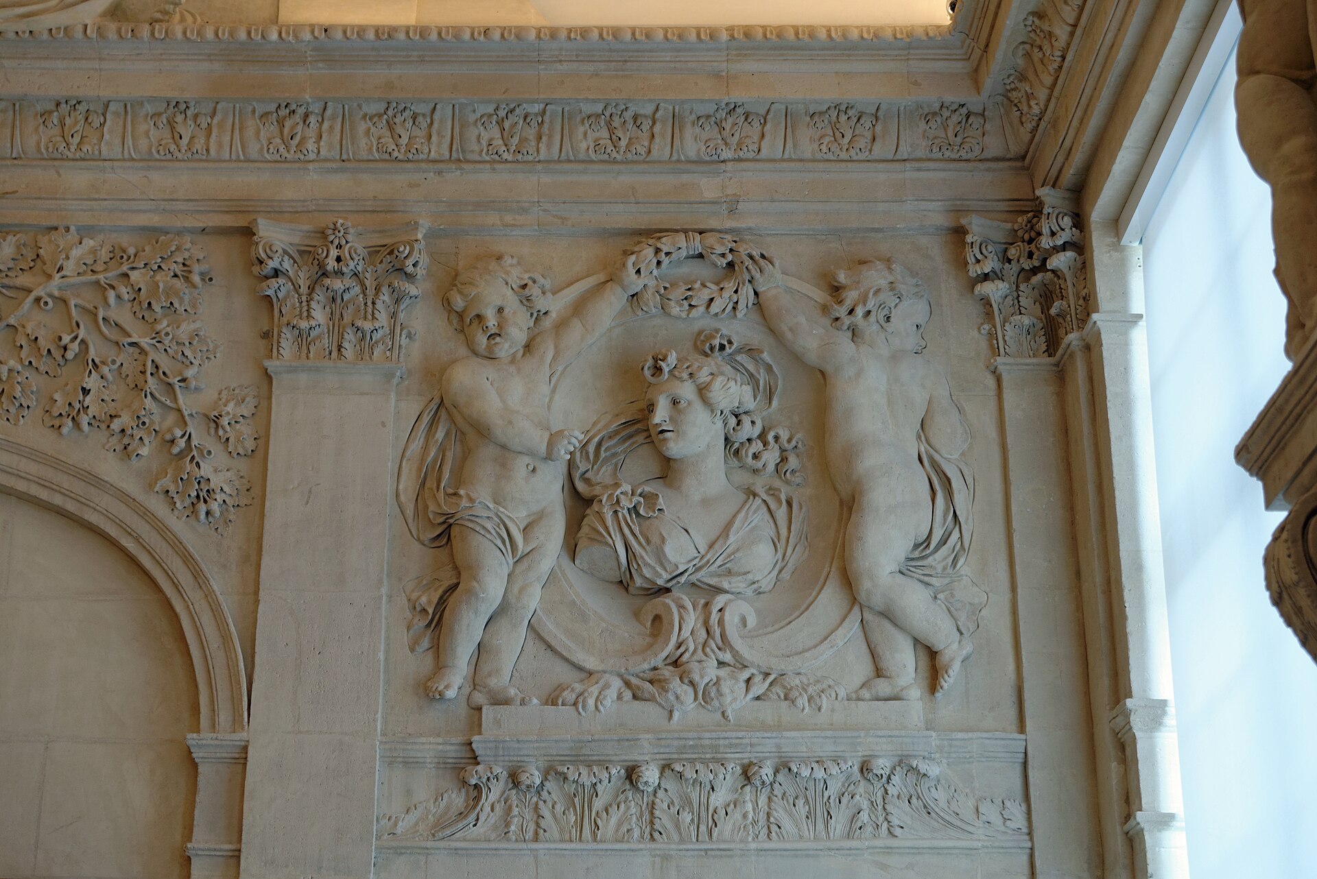 stucco dello scalone dell hotel sale, con due putti che reggono una ghirlanda intorno al busto di una donna, fra capitelli corinzi e rami di quercia