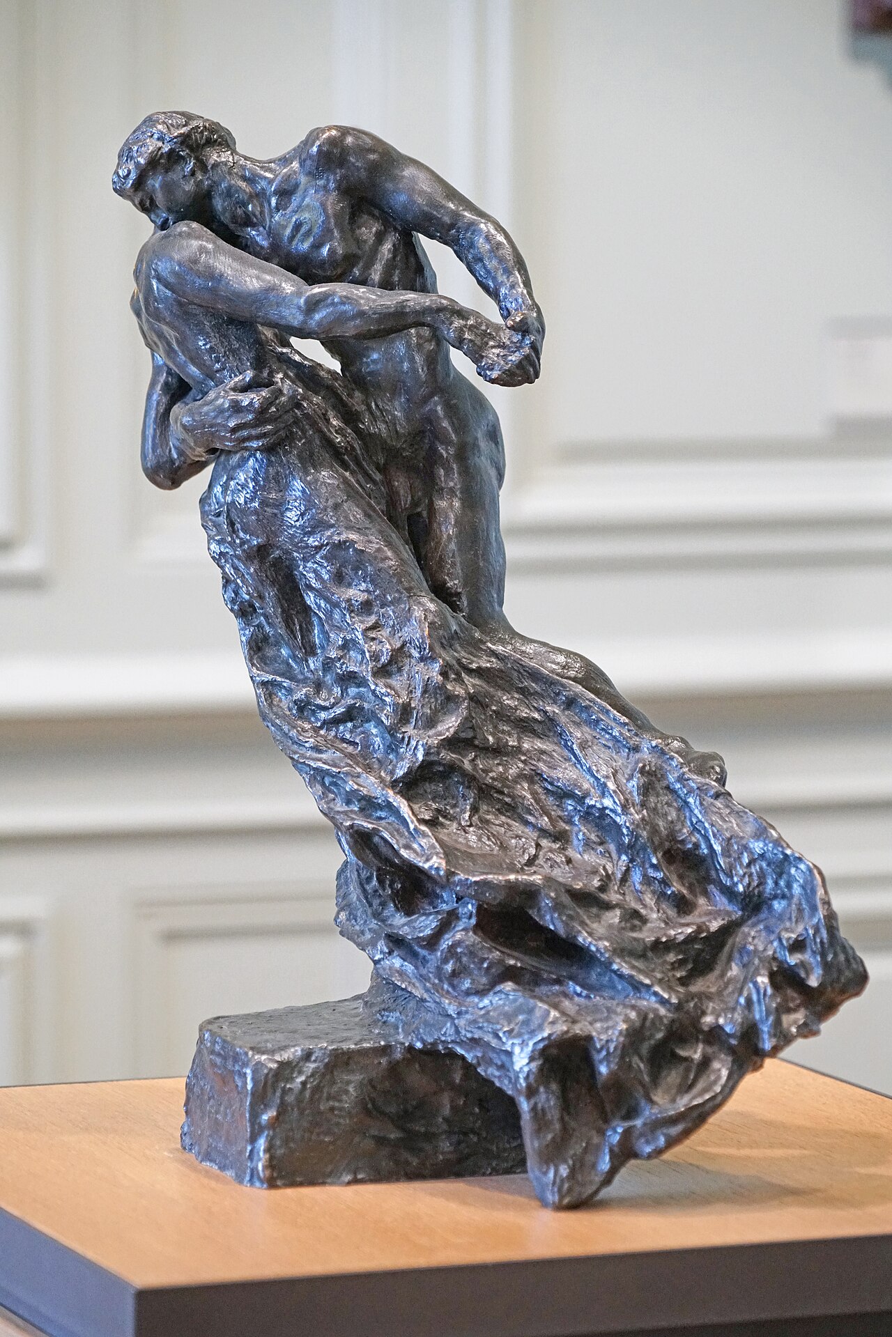 la valse de camille claudel, un couple de danseurs en bronze qui tourne sur un axe incline, avec le drape de la femme qui s envole sur le cote comme une vague
