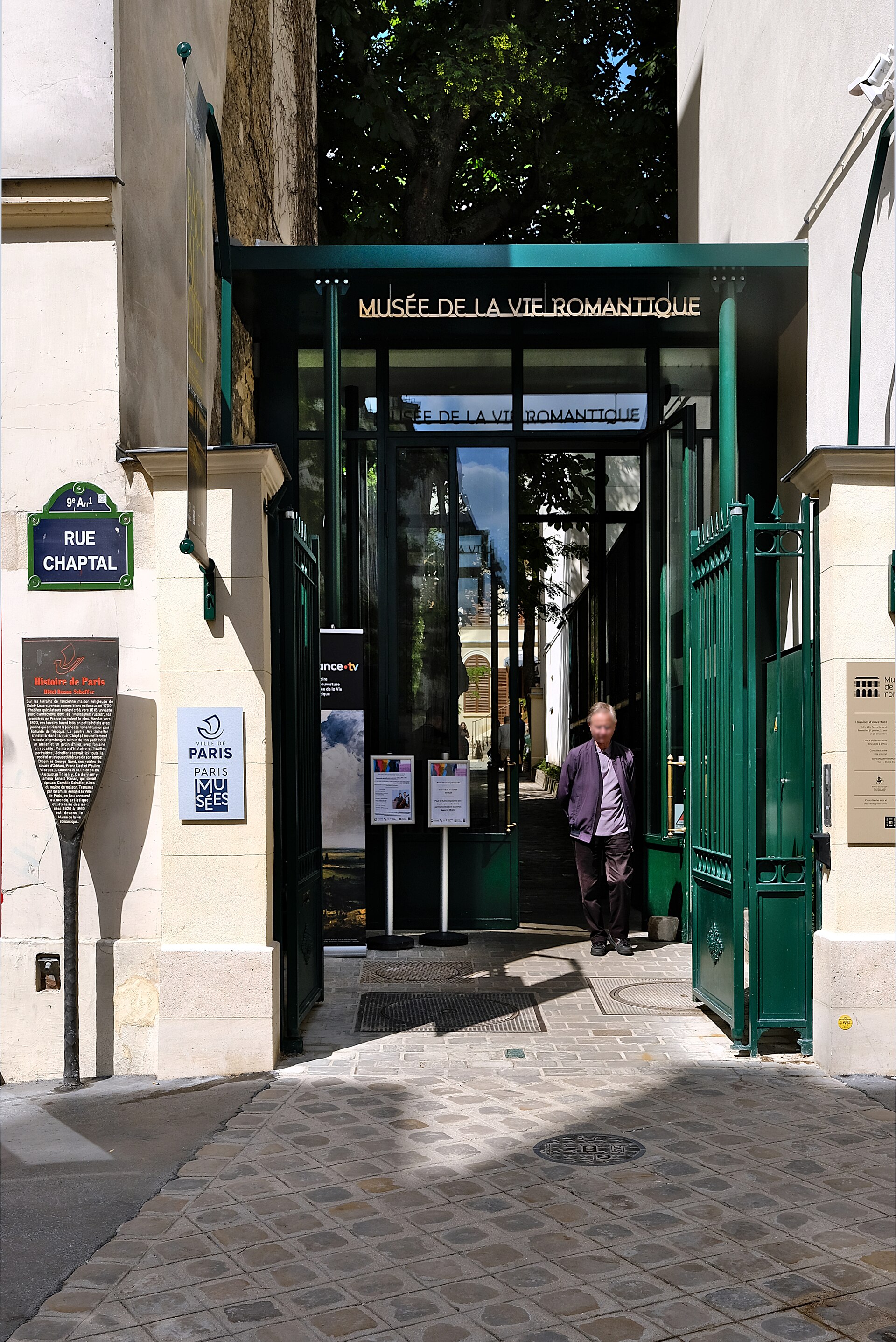 l ingresso del museo da rue chaptal con il cancello verde aperto e la pensilina di vetro con il nome del museo in lettere dorate