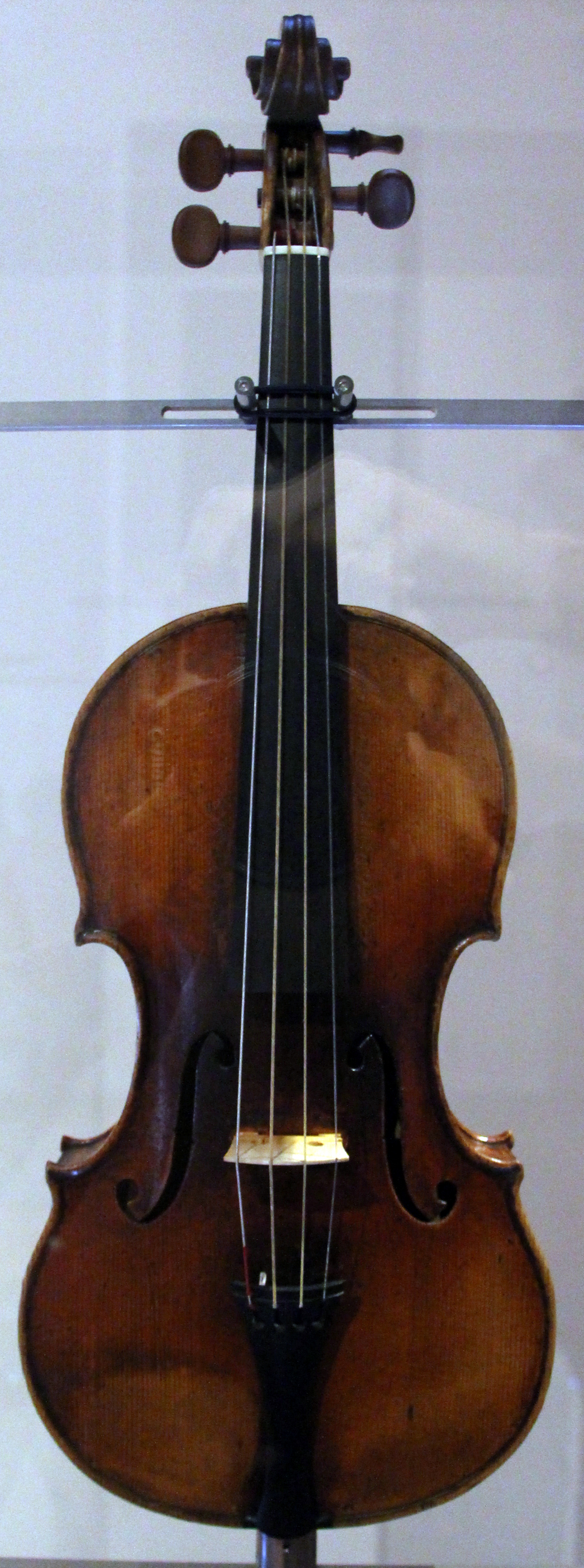 cannone violin of paganini built by guarneri del gesu in 1743