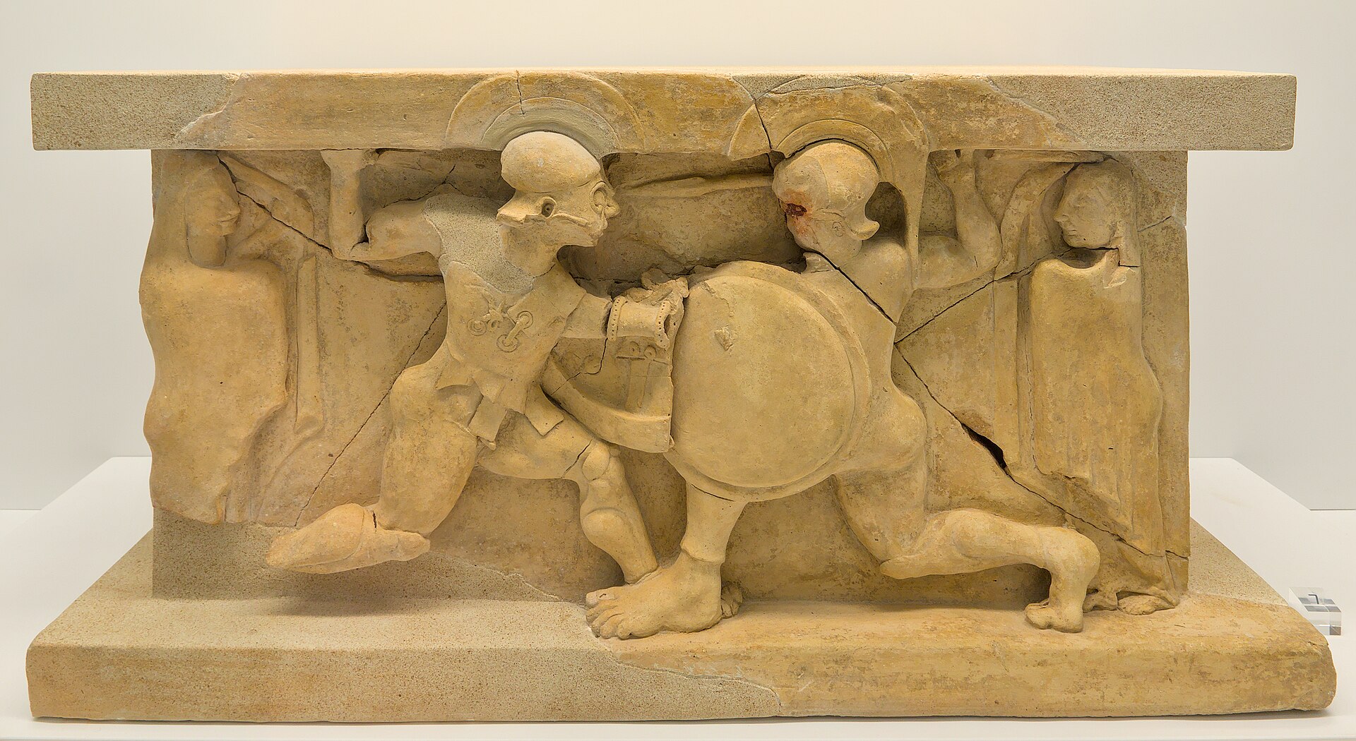 altare in pietra con il rilievo del duello fra achille e memnone al museo di reggio calabria