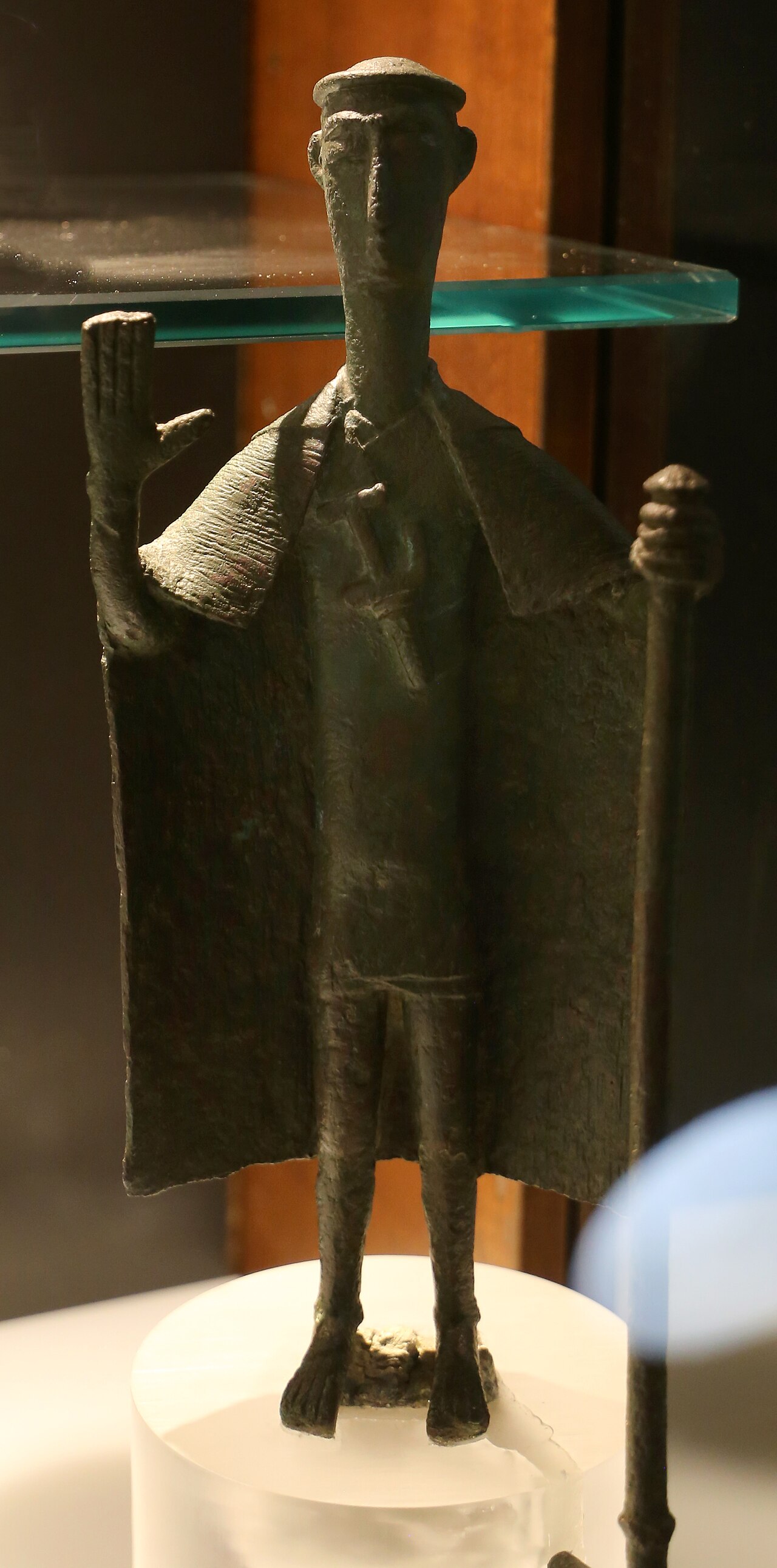 bronzetto nuragico del capotribu con mantello berretto bastone e pugnale sul petto