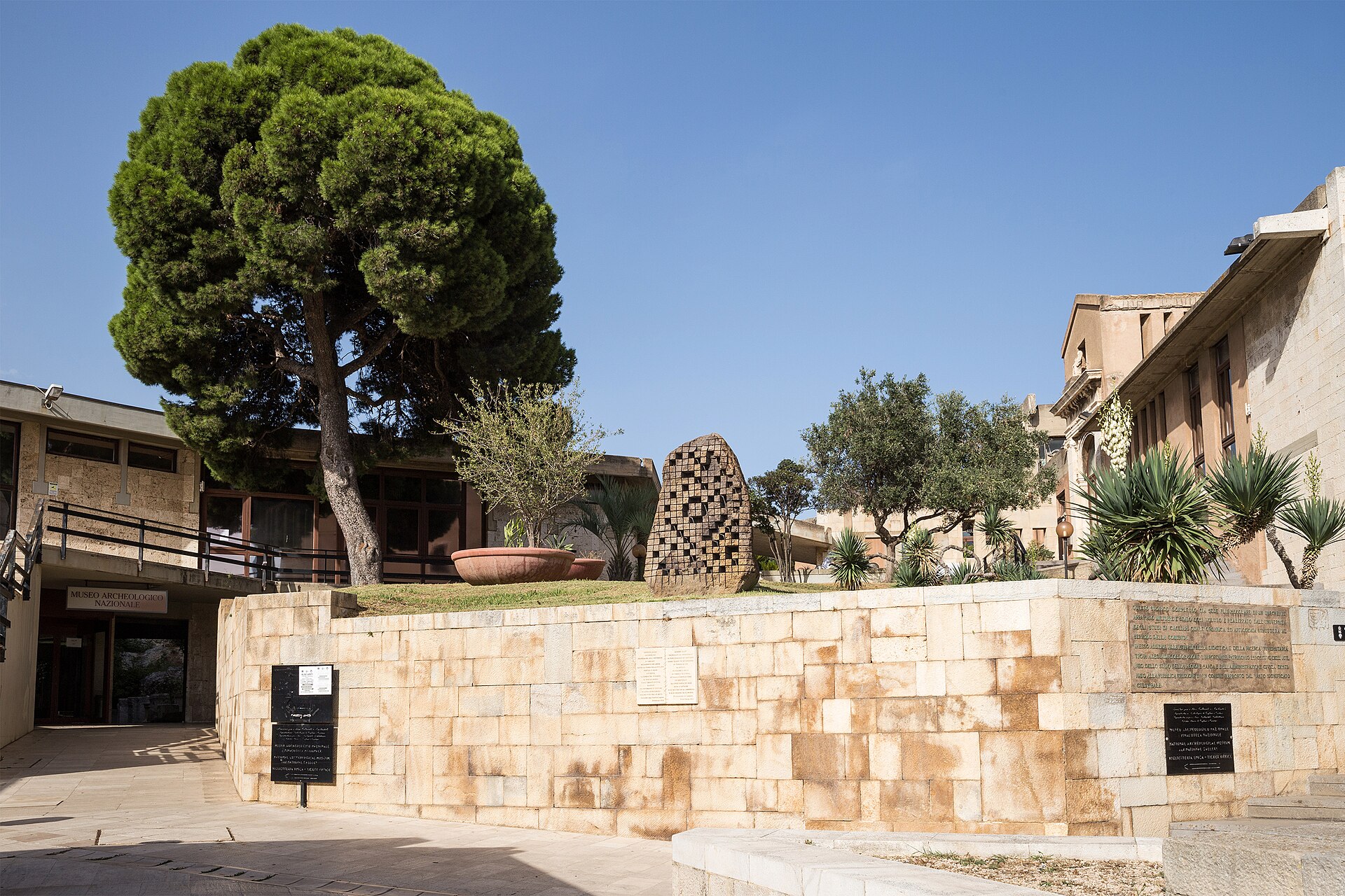 l ingresso del museo archeologico nazionale di cagliari nella cittadella dei musei con il pino e la scultura