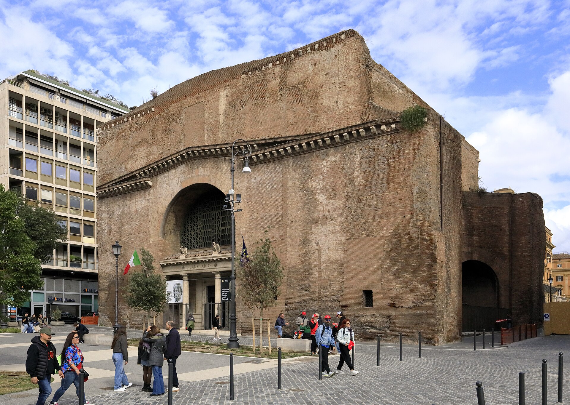 l’esterno in laterizio dell’aula ottagona delle terme di diocleziano a roma, con il portico e l’iscrizione planetario sopra l’ingresso