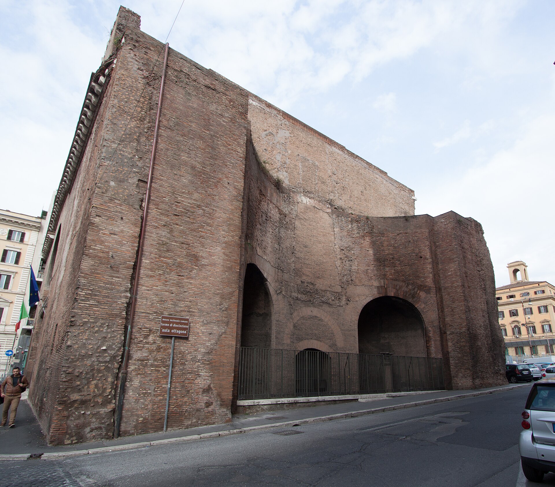 il cartello del museo nazionale romano sull’angolo dell’aula ottagona, davanti alla grande esedra in laterizio chiusa dalla cancellata