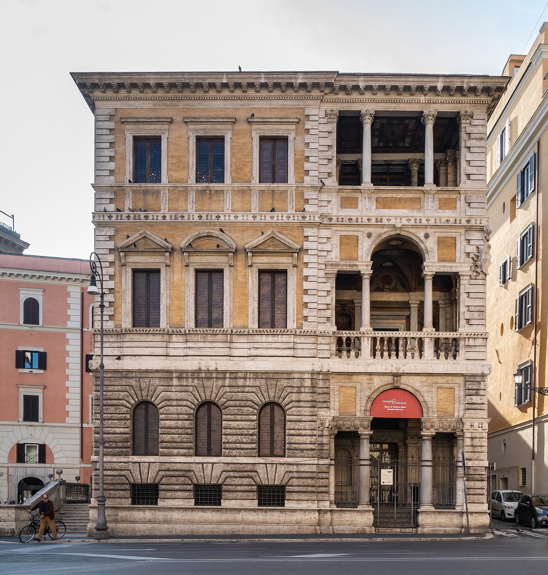 la fachada renacentista de la piccola farnesina ai baullari, con la planta baja almohadillada y las ventanas de arco, las ventanas de edicula del piso noble, la logia de columnas a la derecha, los frisos de lises entre los pisos y el rotulo rojo del museo sobre la entrada