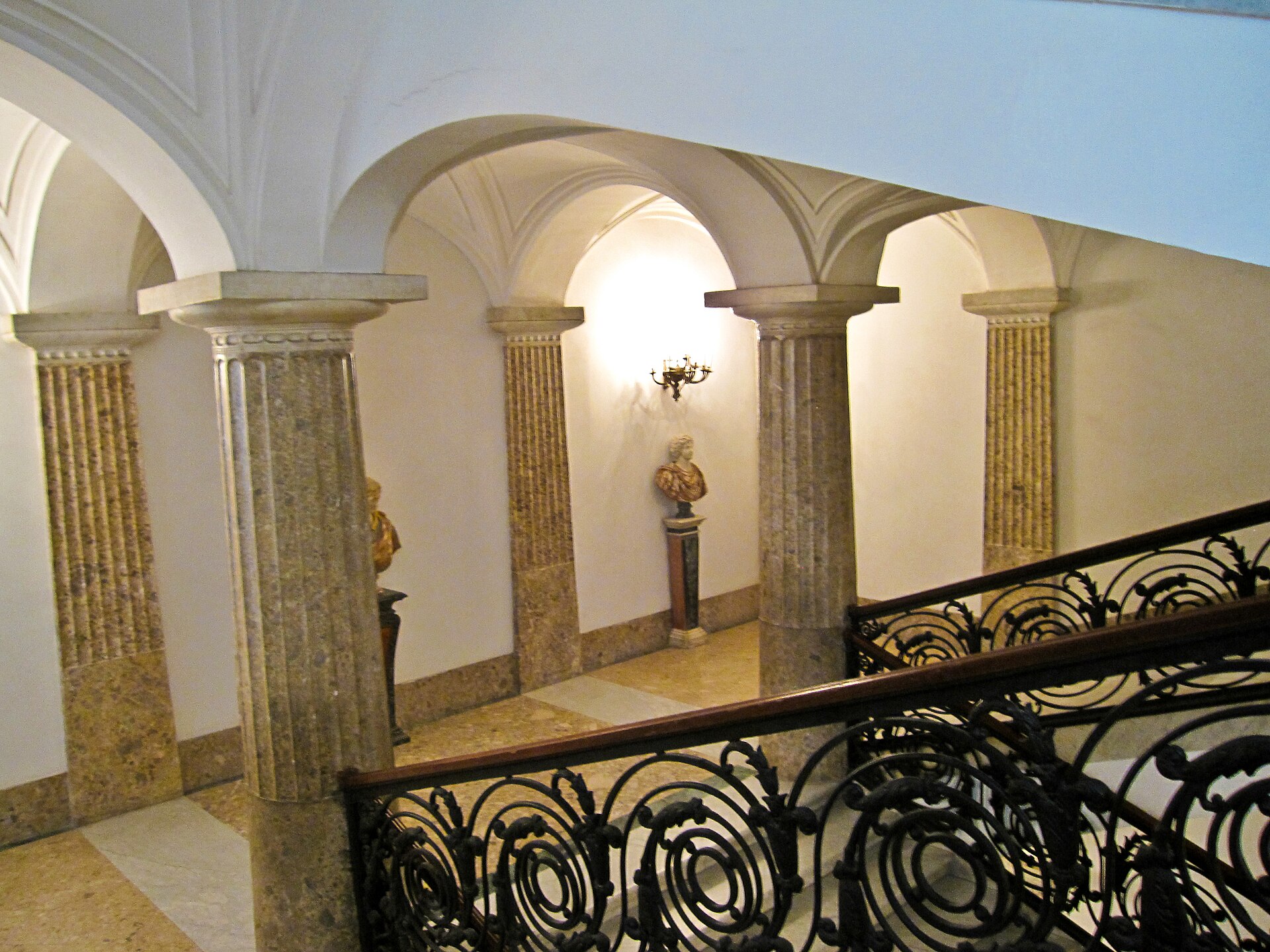 una sala dell’appartamento reale nel museo di capodimonte a napoli