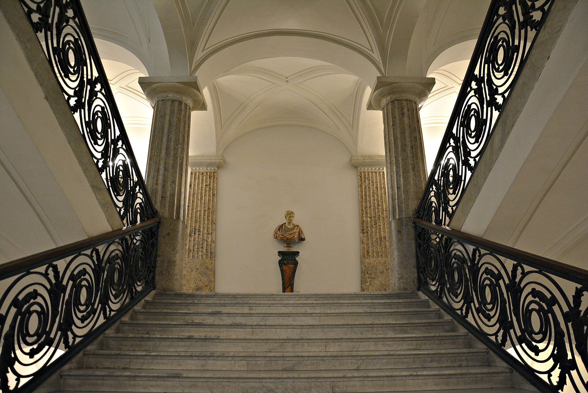 lo scalone monumentale della reggia di capodimonte a napoli