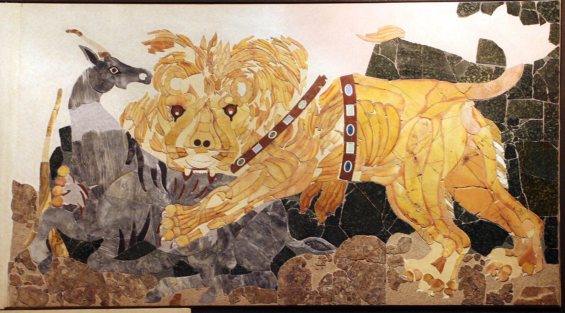 un pannello dell opus sectile di porta marina con un leone di marmo giallo che porta un collare borchiato e azzanna un cervo, fatto di lastre di marmo tagliate