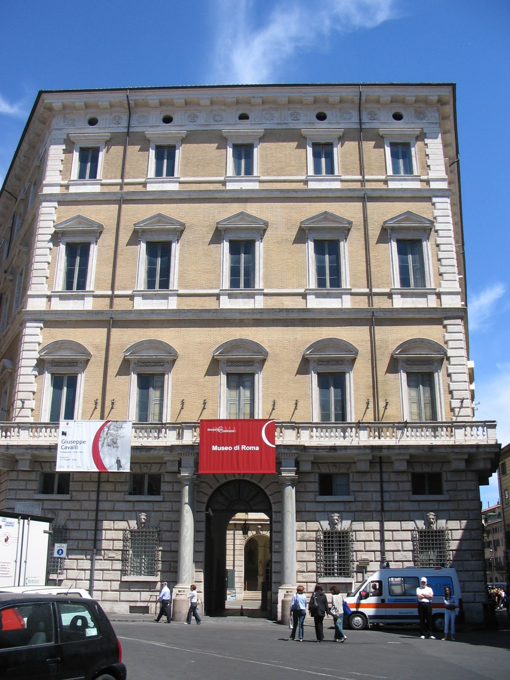 la facciata settecentesca di palazzo braschi sede del museo di roma, all angolo fra piazza navona e corso vittorio emanuele