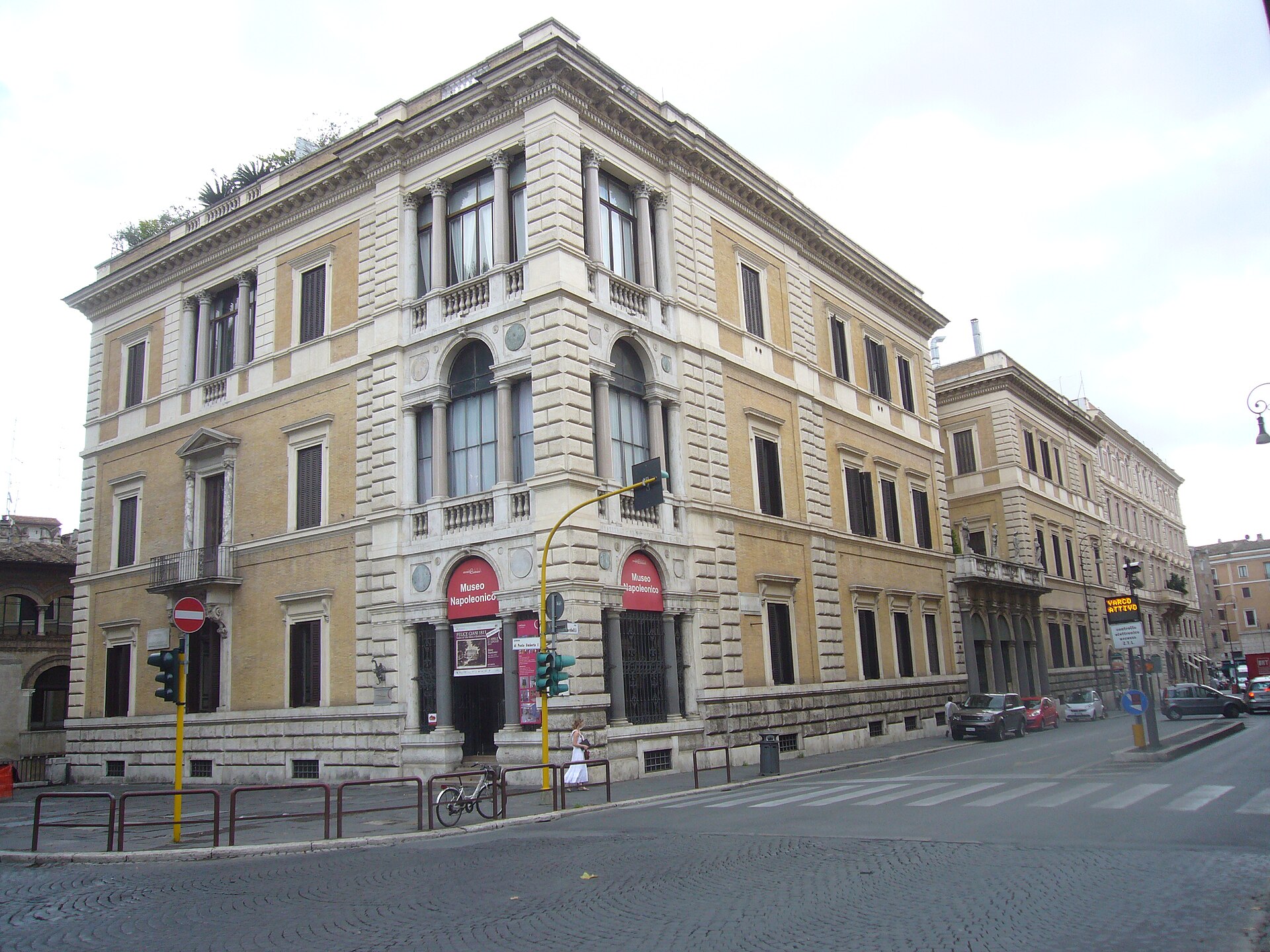palazzo primoli all angolo di via zanardelli a roma, sede del museo napoleonico, con gli stendardi rossi del museo sulla facciata