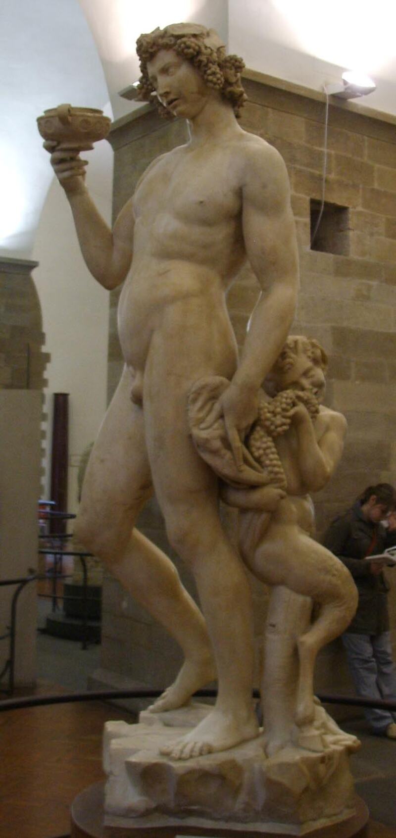 il bacco di michelangelo al museo del bargello, con il satirello dietro le gambe