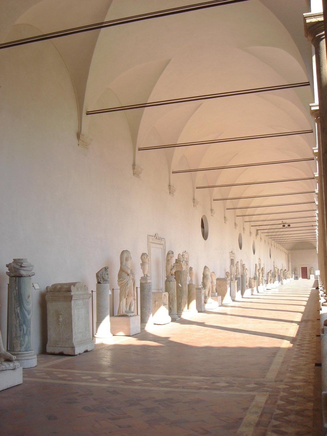 il chiostro delle Terme di Diocleziano a Roma, con il portico su colonne e le sculture antiche allineate