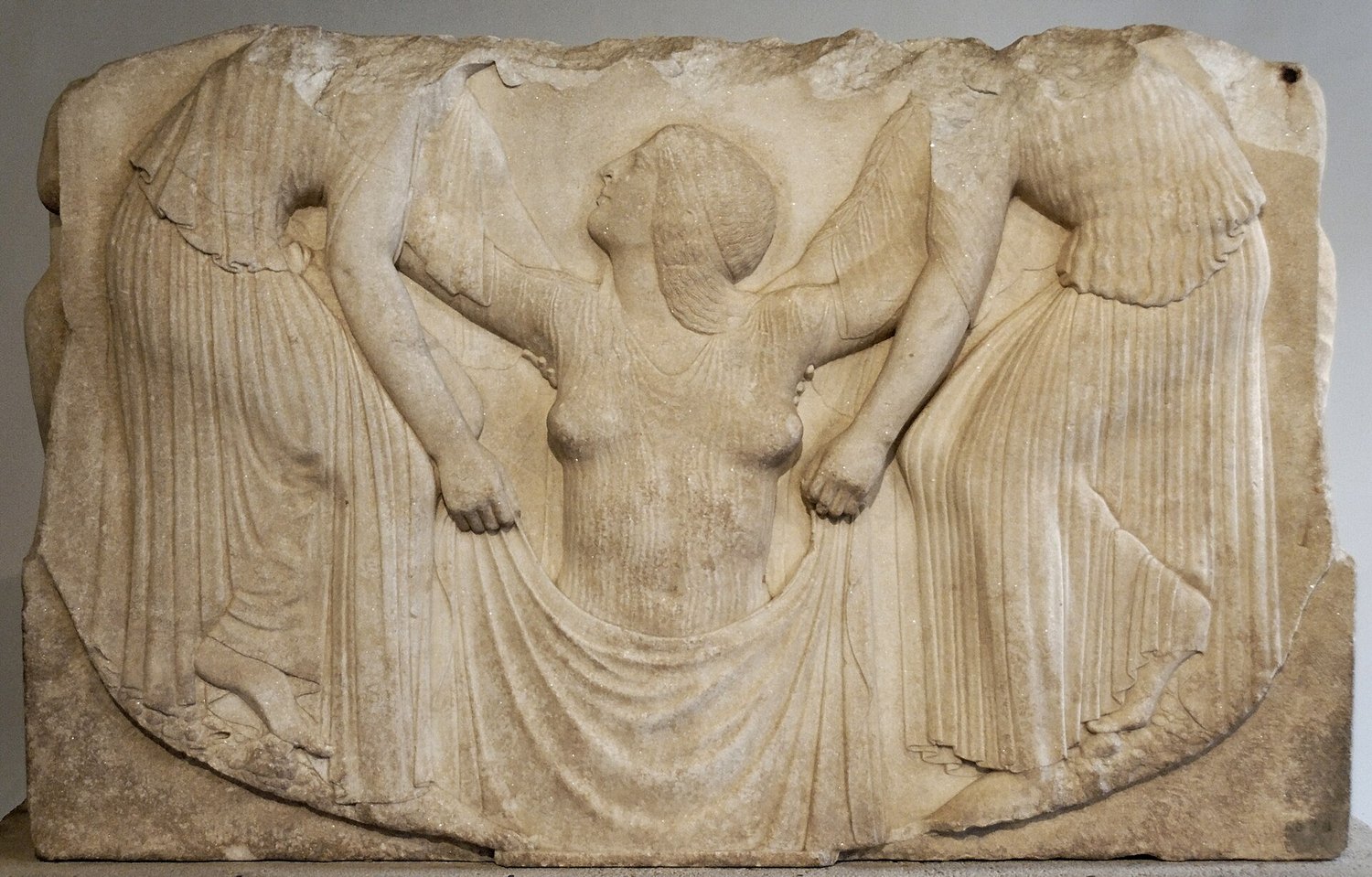 il Trono Ludovisi a Palazzo Altemps, con la figura femminile sollevata da due Horai dietro il velo