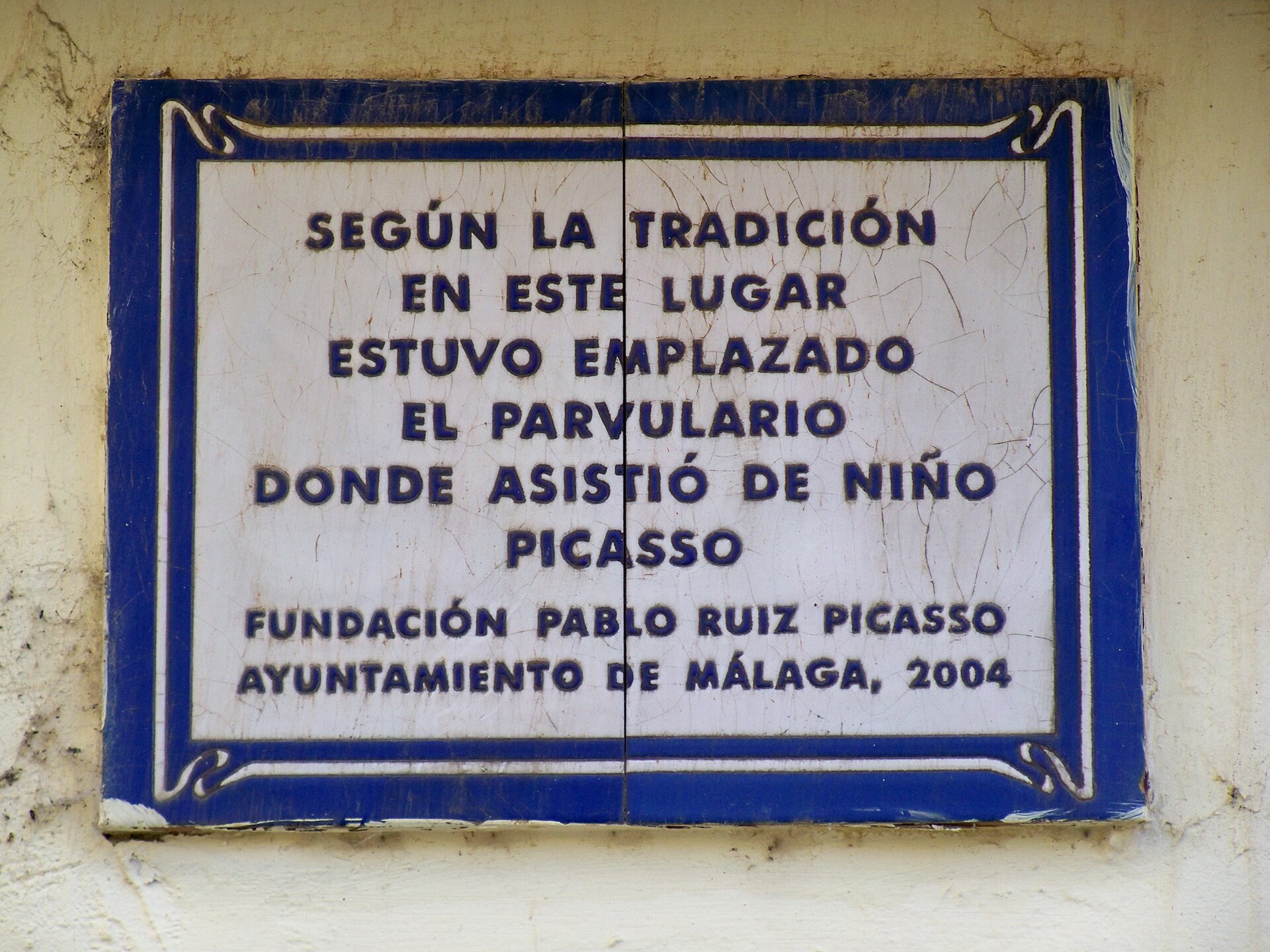 una targa di azulejos bianchi e blu in calle san agustin a malaga, che ricorda l’asilo frequentato da picasso bambino