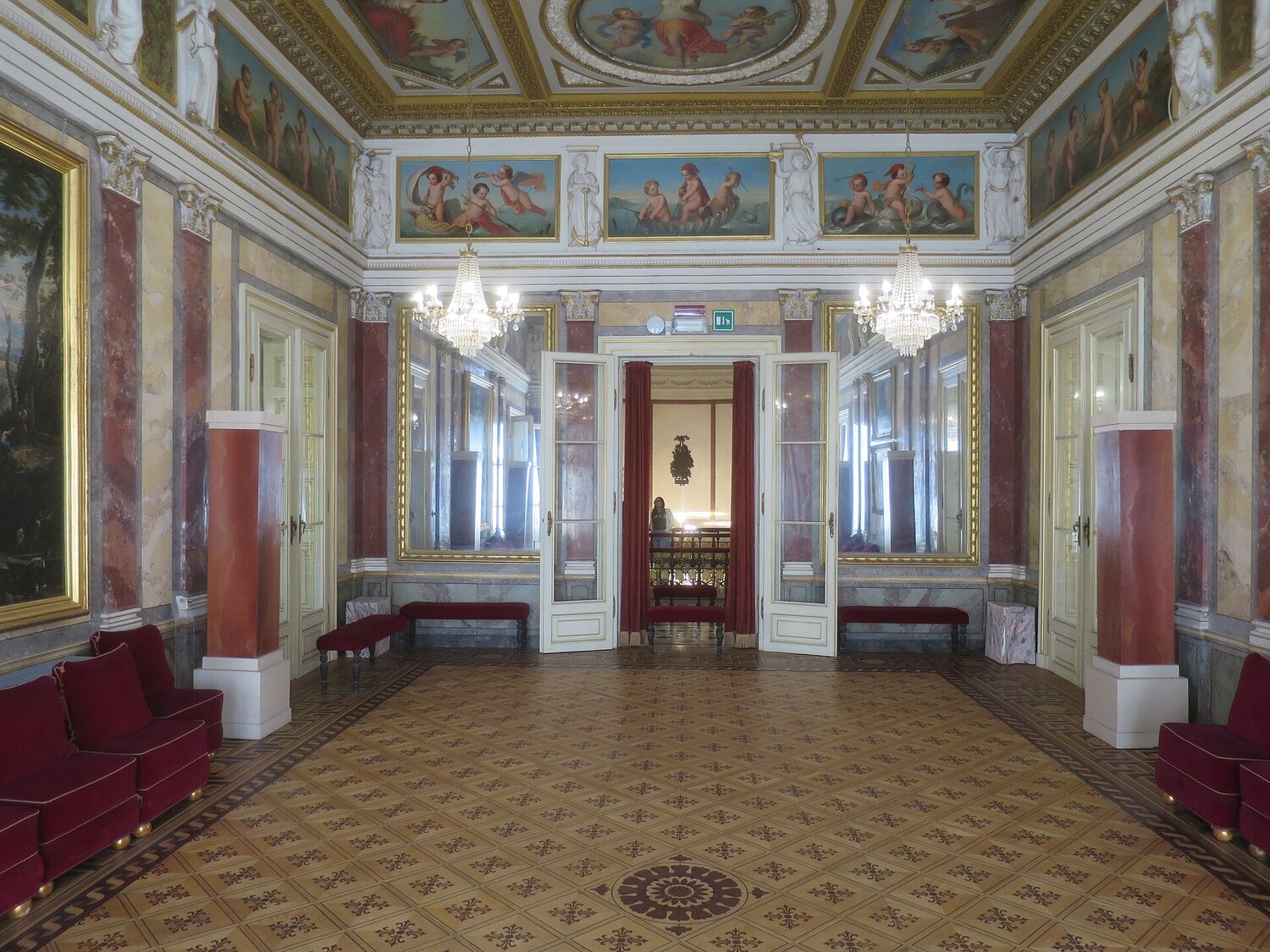 la sala da ballo di palazzo revoltella con i finti marmi dipinti gli specchi e il parquet intarsiato