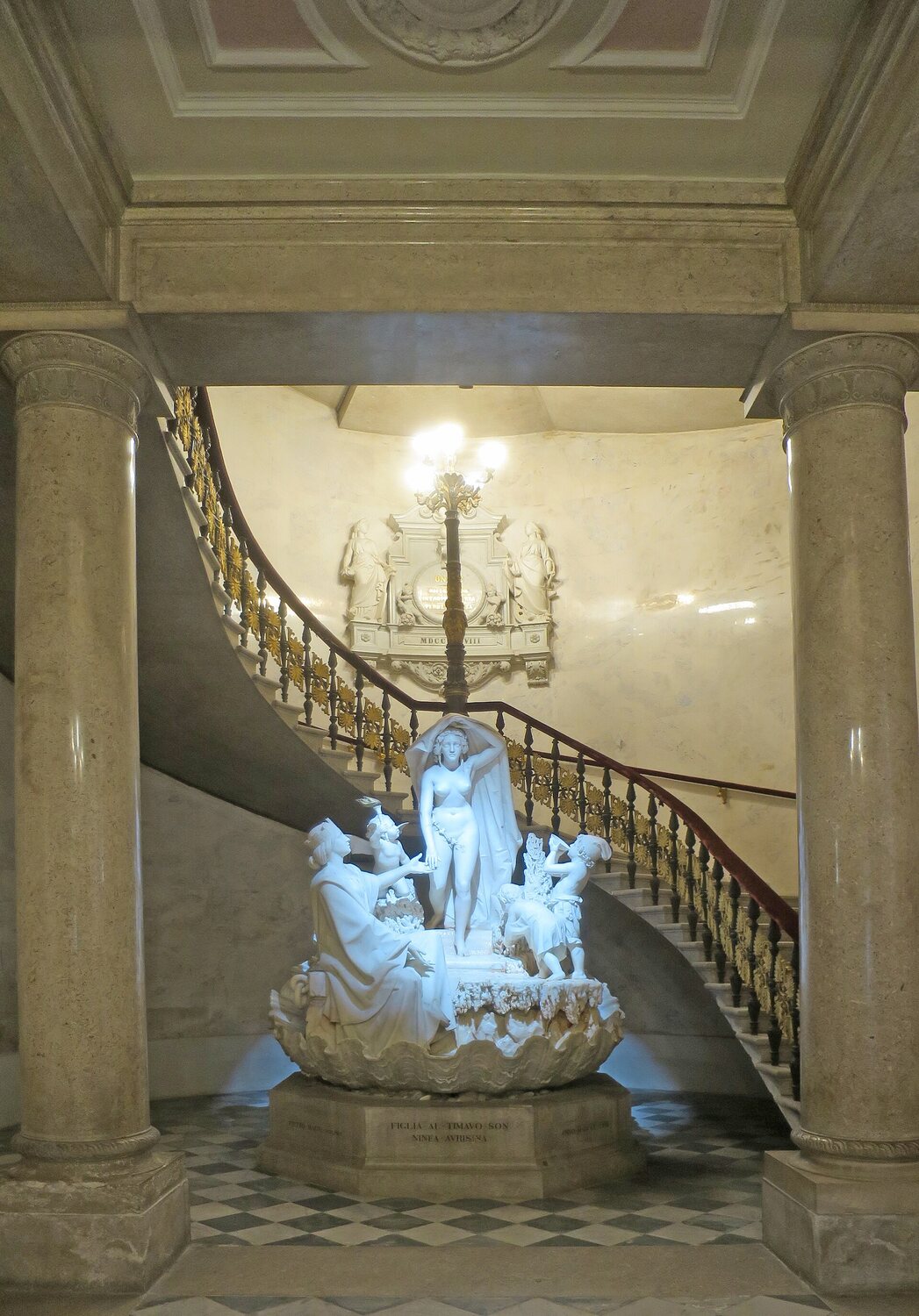la ninfa aurisina di pietro magni davanti alla scala doppia del piano terra di palazzo revoltella