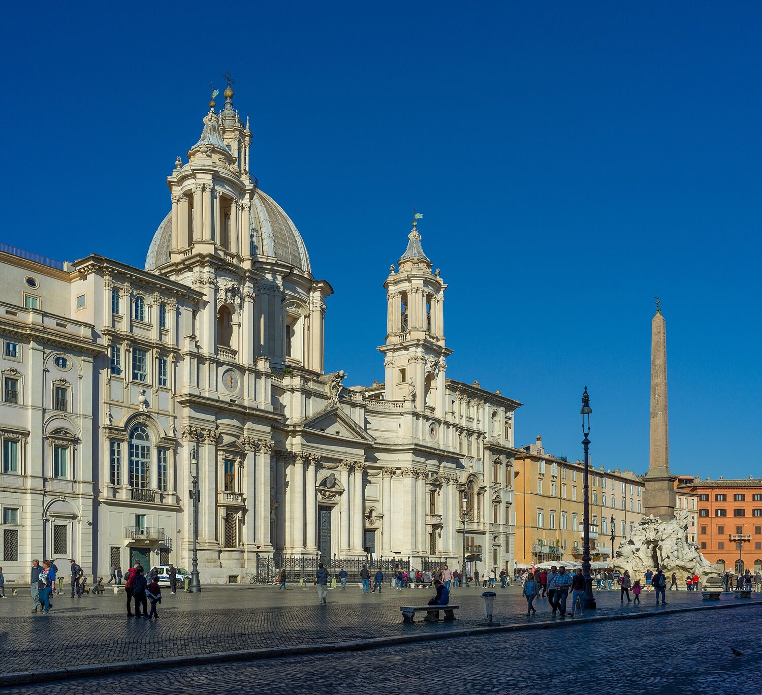 piazza navona con la facciata di sant agnese in agone di borromini e la fontana dei quattro fiumi