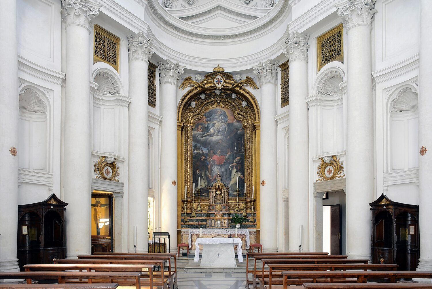 l’interno bianco di San Carlino con le pareti curve e le colonne