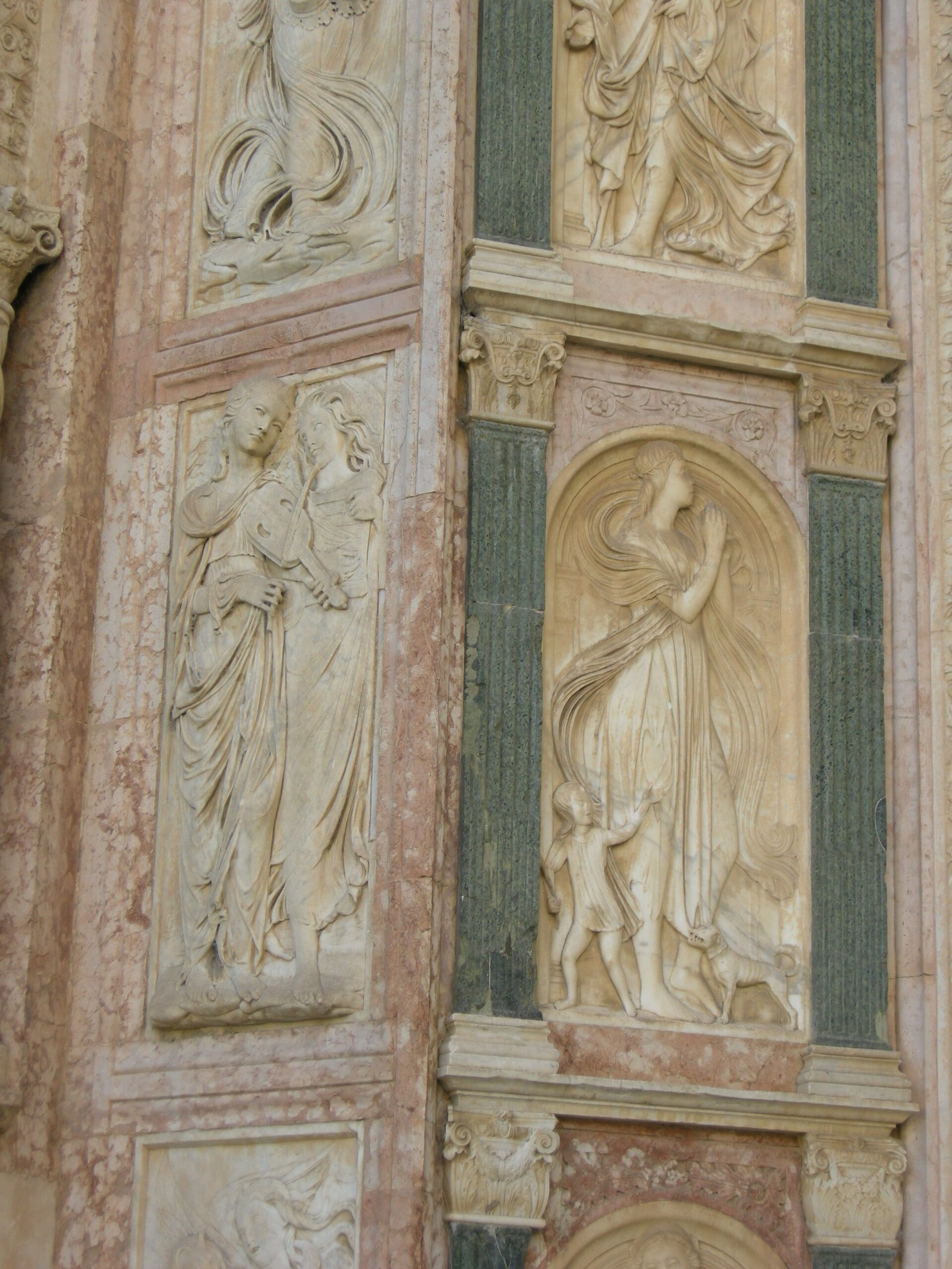 dettaglio degli angeli musicanti scolpiti in bassorilievo