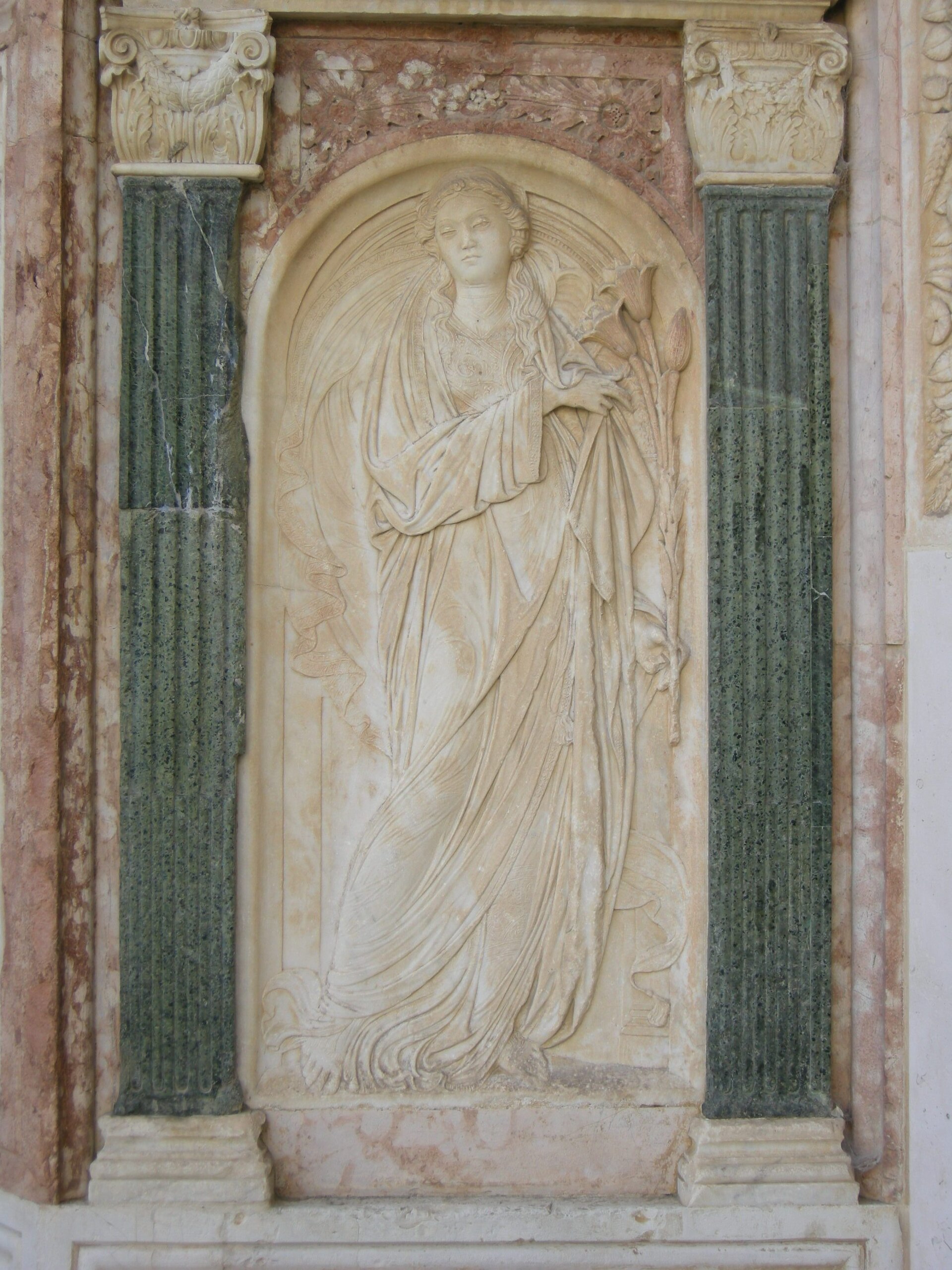 dettaglio dei rilievi con i miracoli del santo
