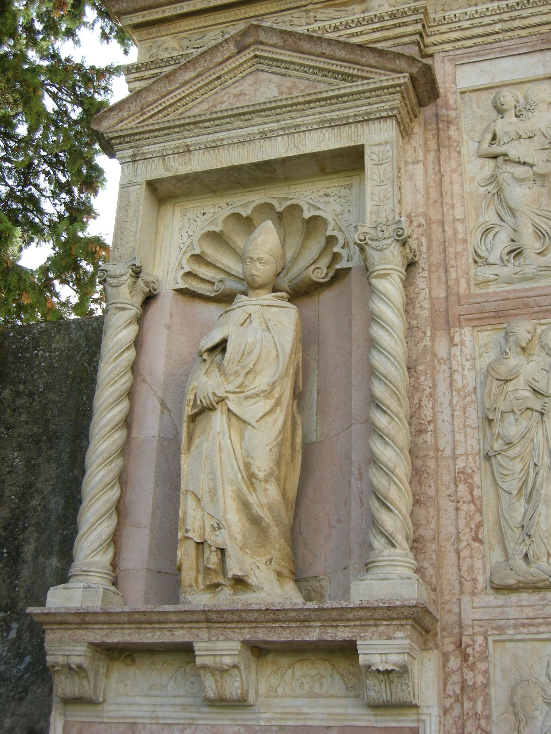 dettaglio della decorazione policroma della facciata