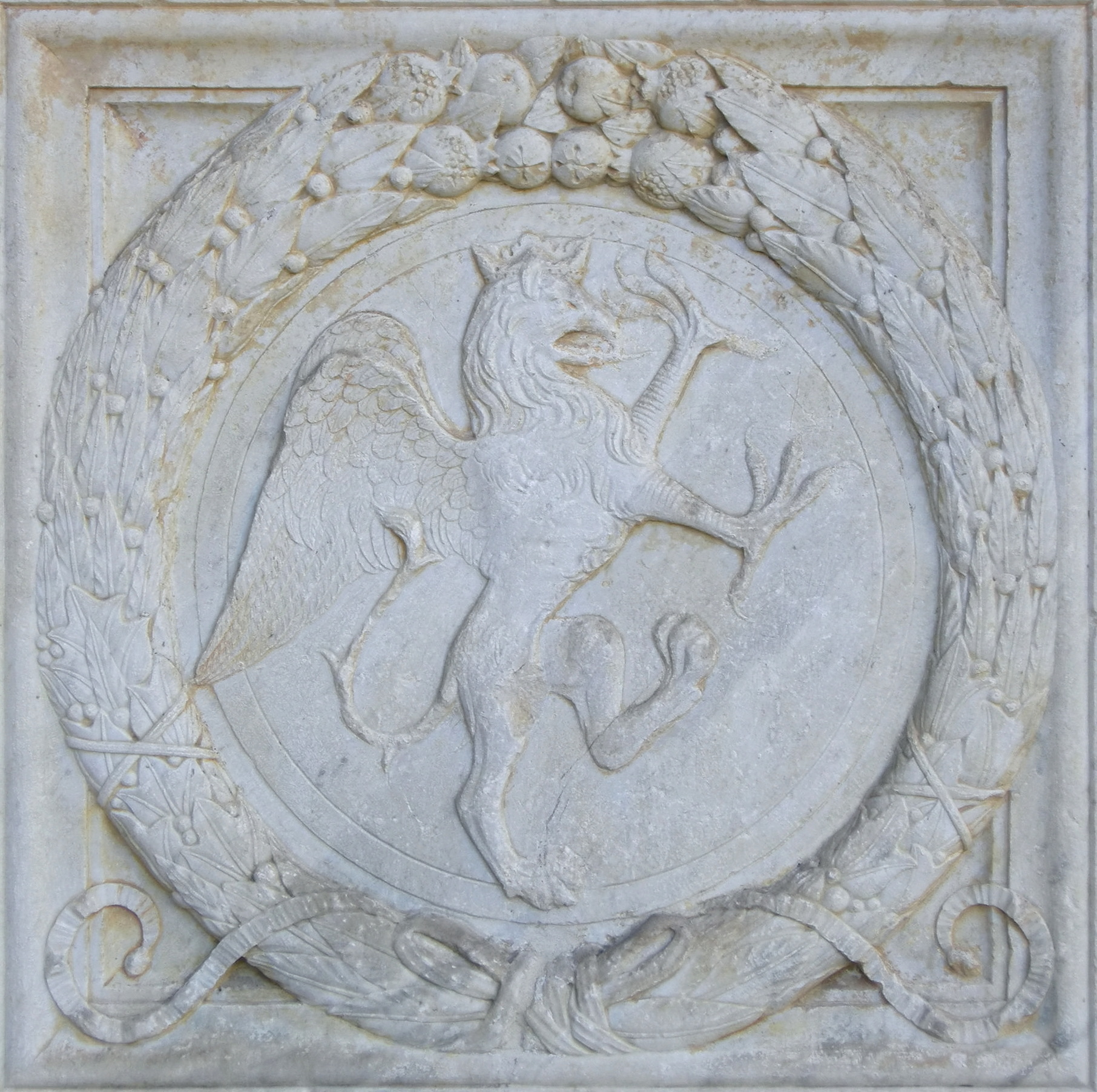 facciata policroma dell oratorio di san bernardino con i rilievi di agostino di duccio