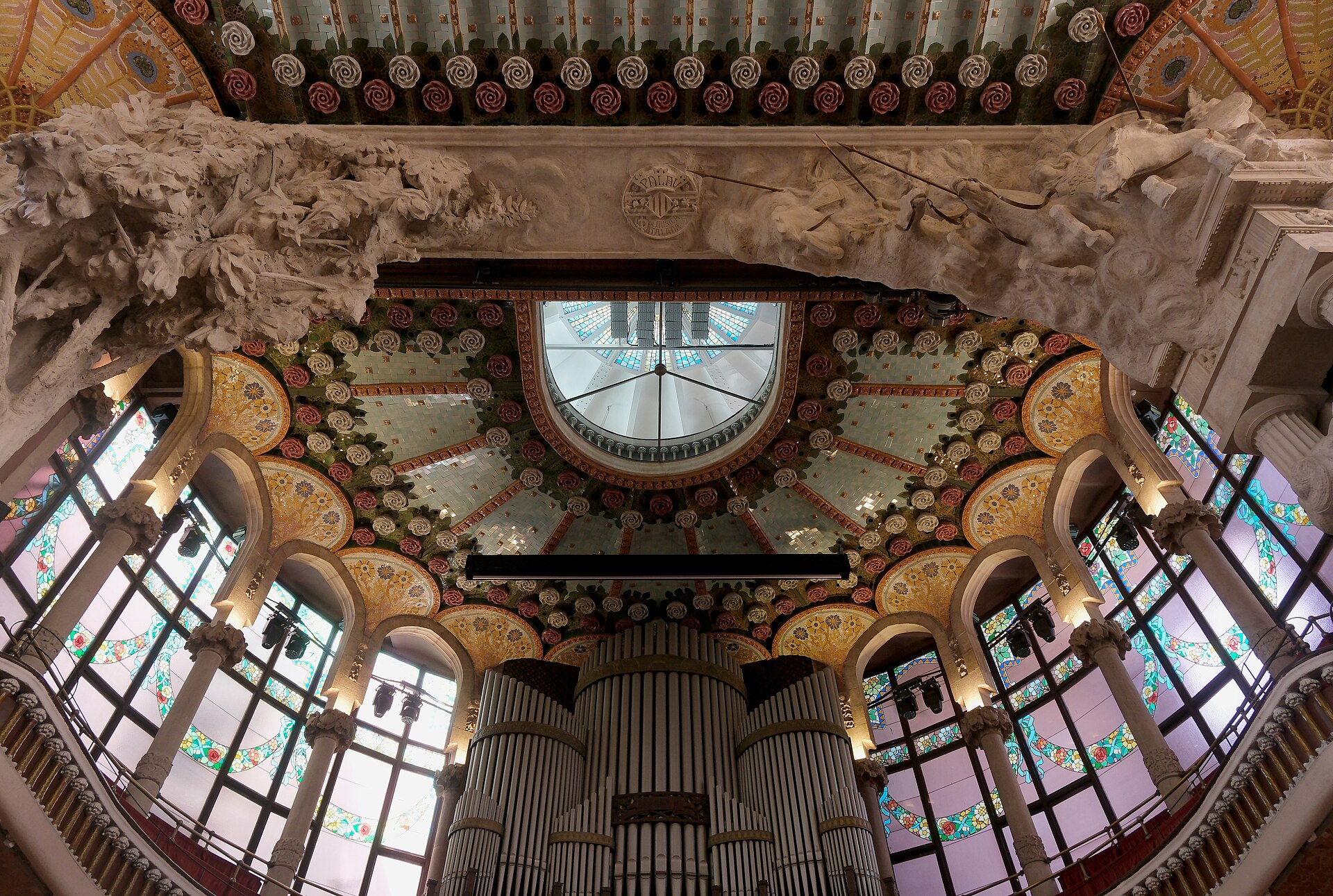 l’arco del palco del palau de la musica, con le sculture bianche ai lati, l’organo e le vetrate colorate