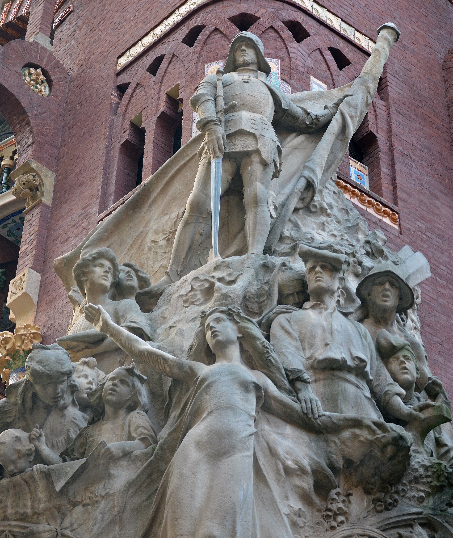 il gruppo scultoreo di miquel blay all’angolo del palau de la musica, con san giorgio in armatura in cima e figure di popolo sotto