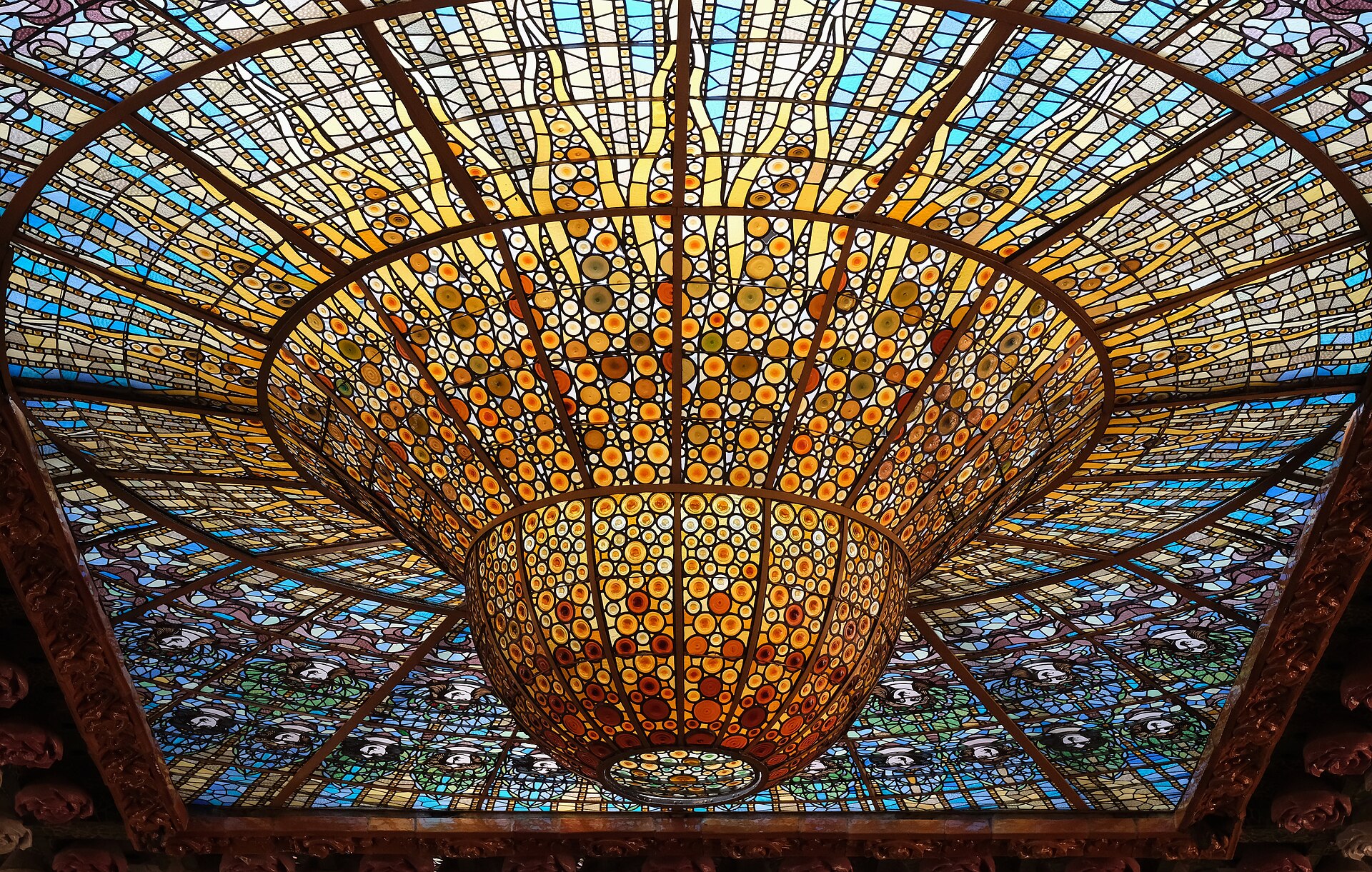 il lucernario del palau de la musica catalana, una cupola rovesciata di vetri dorati circondata da vetri azzurri