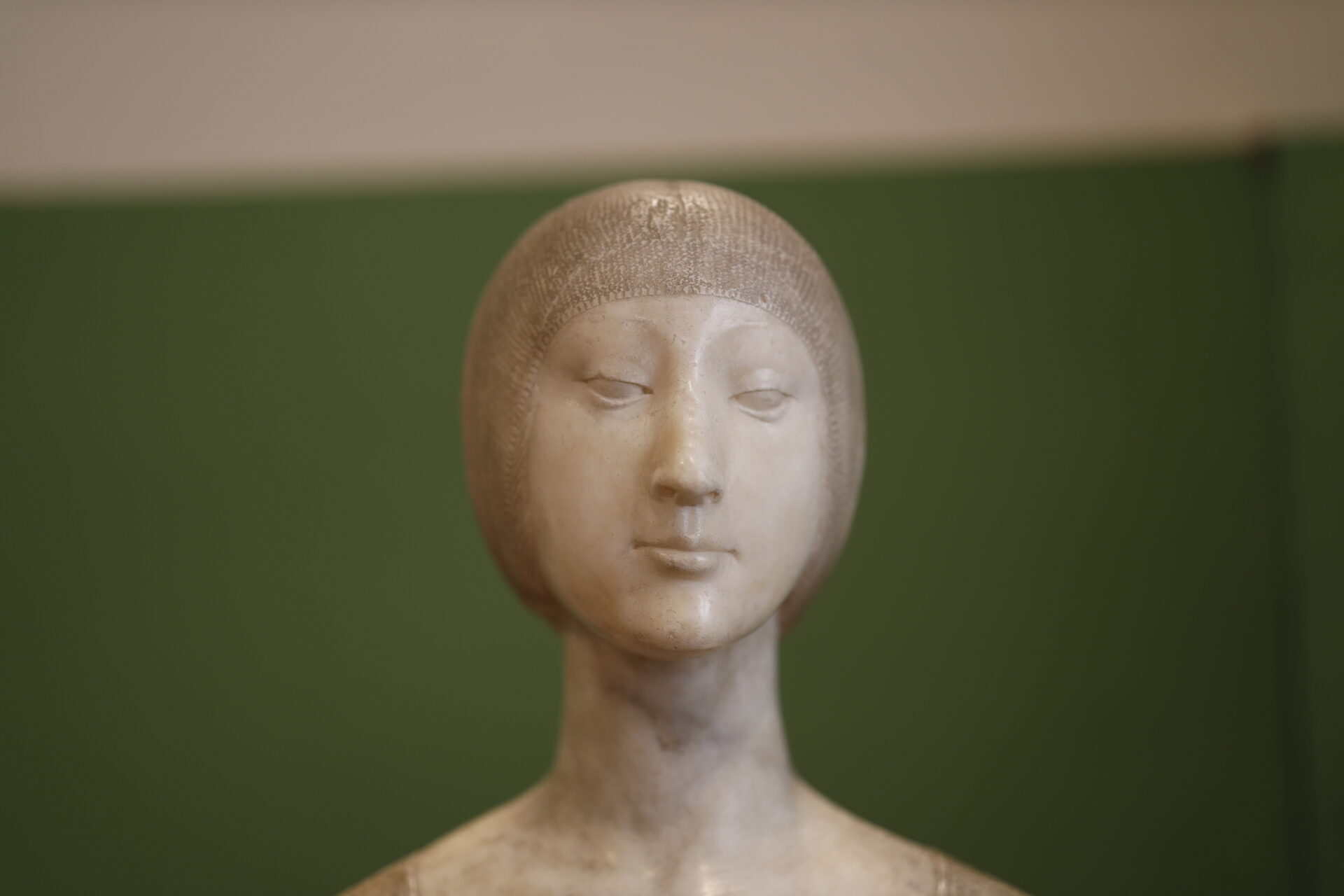 the bust of eleonora d aragona by francesco laurana against a green ground in carlo scarpa's installation