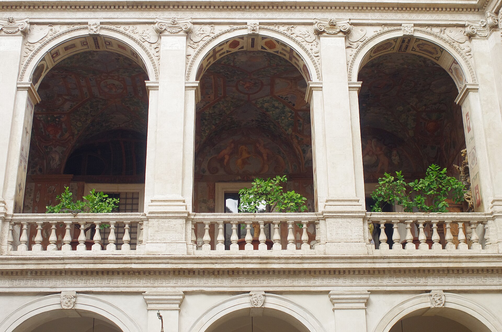 la loggia del cortile di palazzo altemps a roma, con le tre arcate e le volte dipinte a grottesche sopra la balaustra