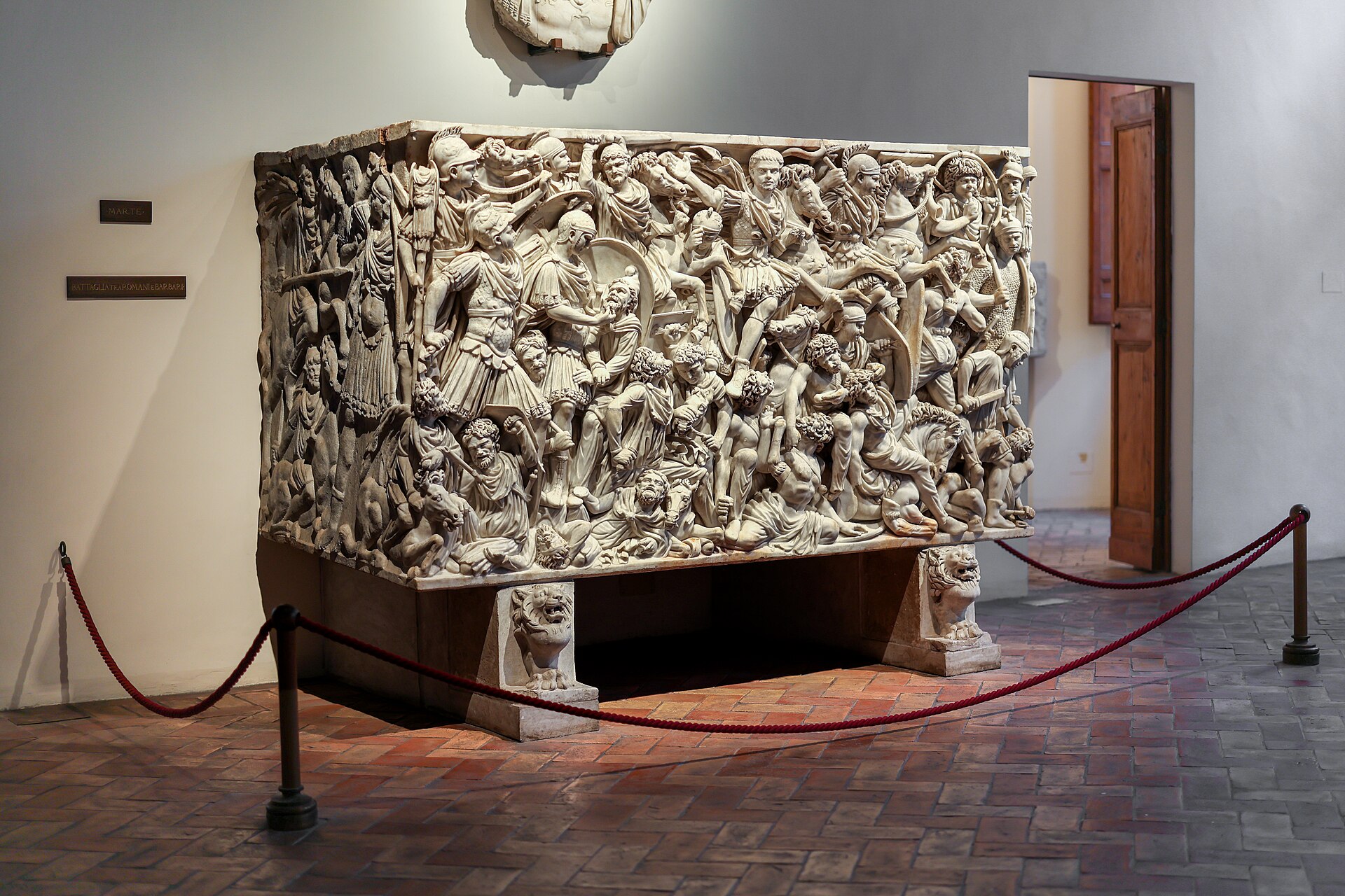il sarcofago grande ludovisi a palazzo altemps, con la battaglia fra romani e barbari scolpita a rilievo altissimo e le mensole a testa di leone