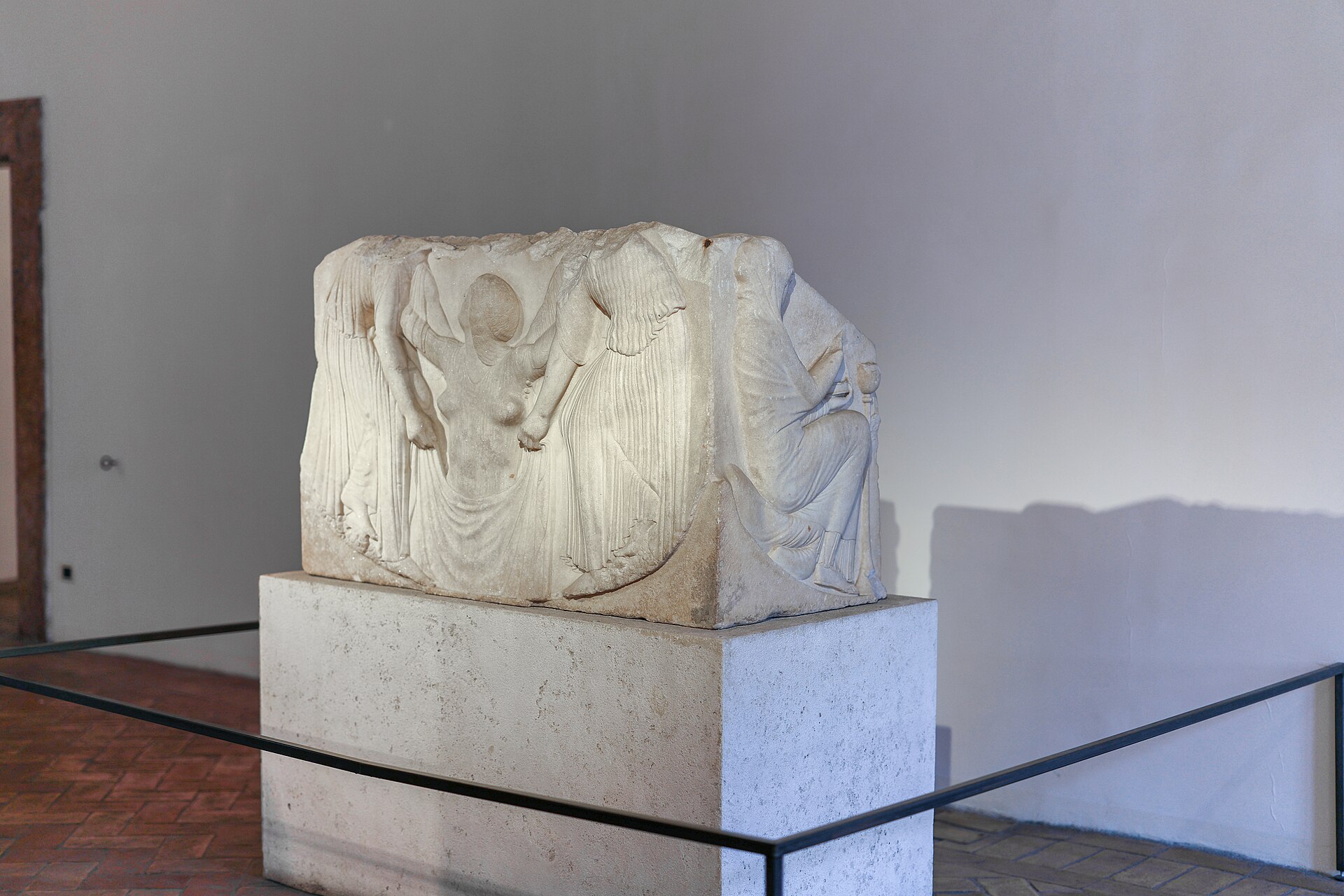 il trono ludovisi fotografato in sala a palazzo altemps nel novembre 2024, con la figura femminile che sale fra le due ancelle dietro il panno teso