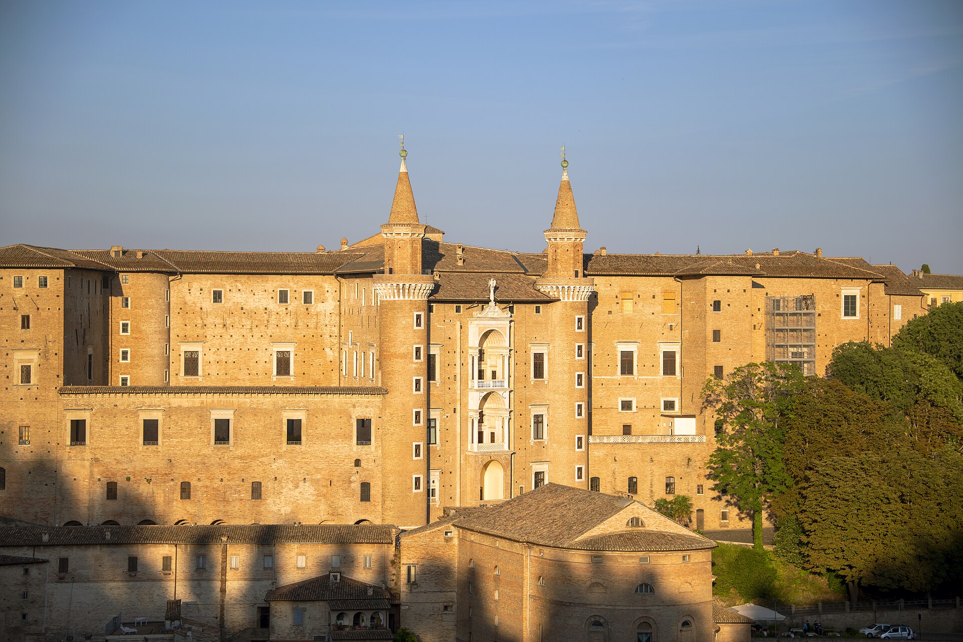 façade des torricini du palais ducal au coucher du soleil avec les deux tourelles et la loggia à baies géminées