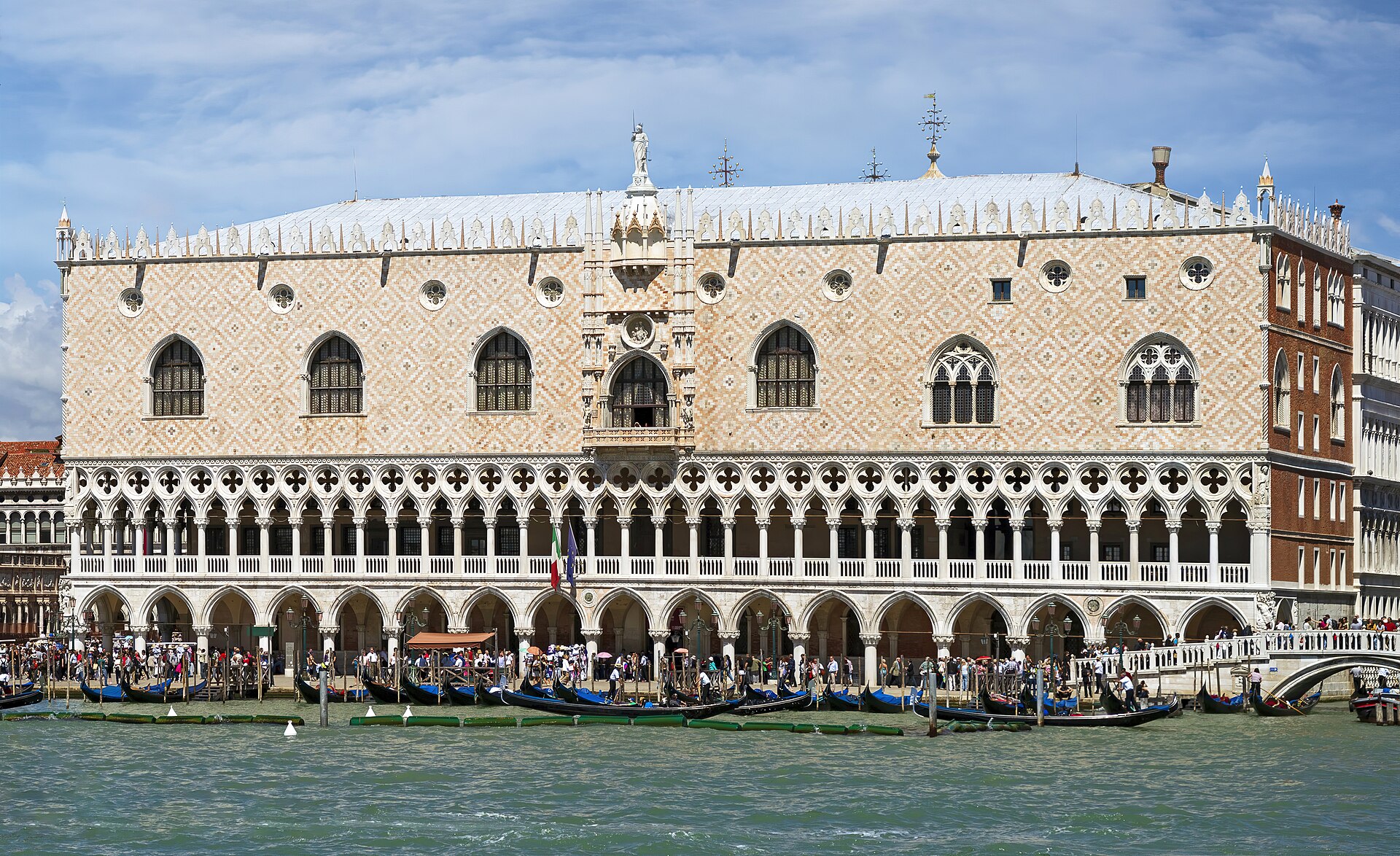 la facciata di palazzo ducale a venezia vista dal bacino con le due logge sovrapposte e le gondole ormeggiate