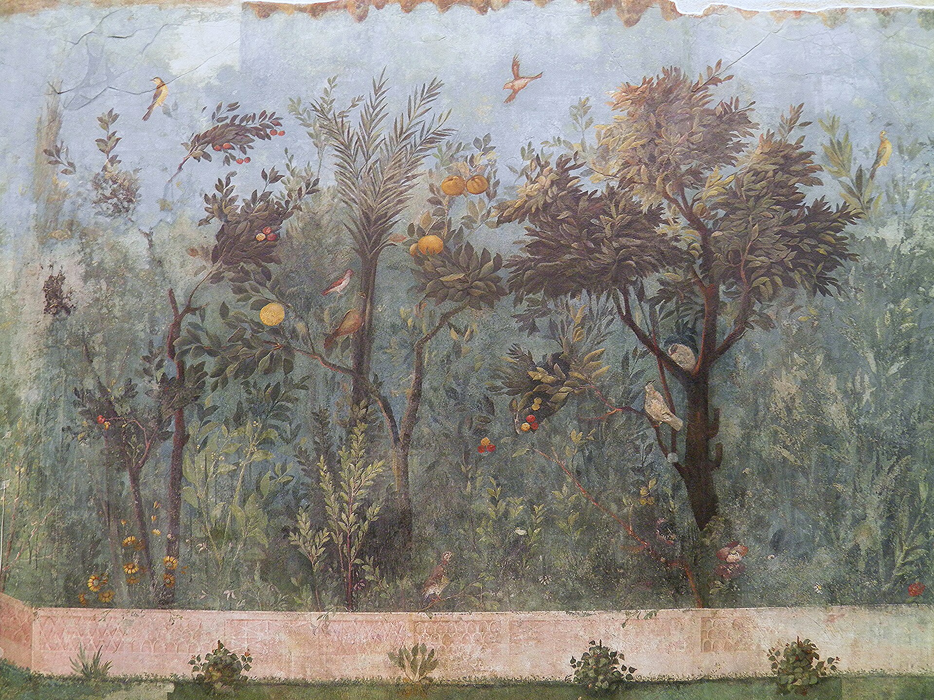 il giardino dipinto della villa di Livia a Prima Porta, con il muretto rosa a traforo in primo piano e dietro la vegetazione fitta con gli uccelli