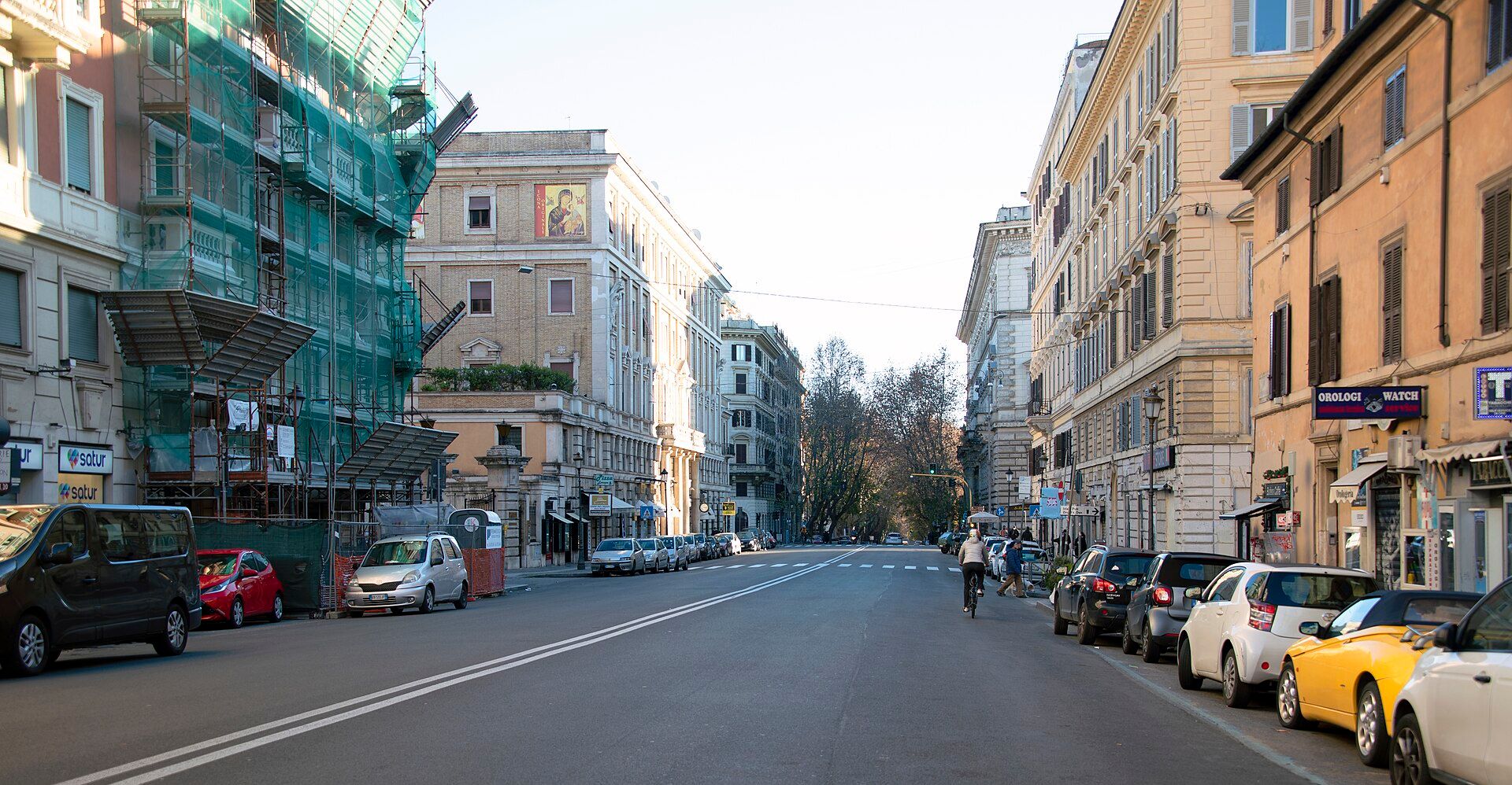 via merulana a roma vista verso santa maria maggiore, la strada su cui affaccia palazzo merulana, con le auto in sosta e i palazzi umbertini ai lati