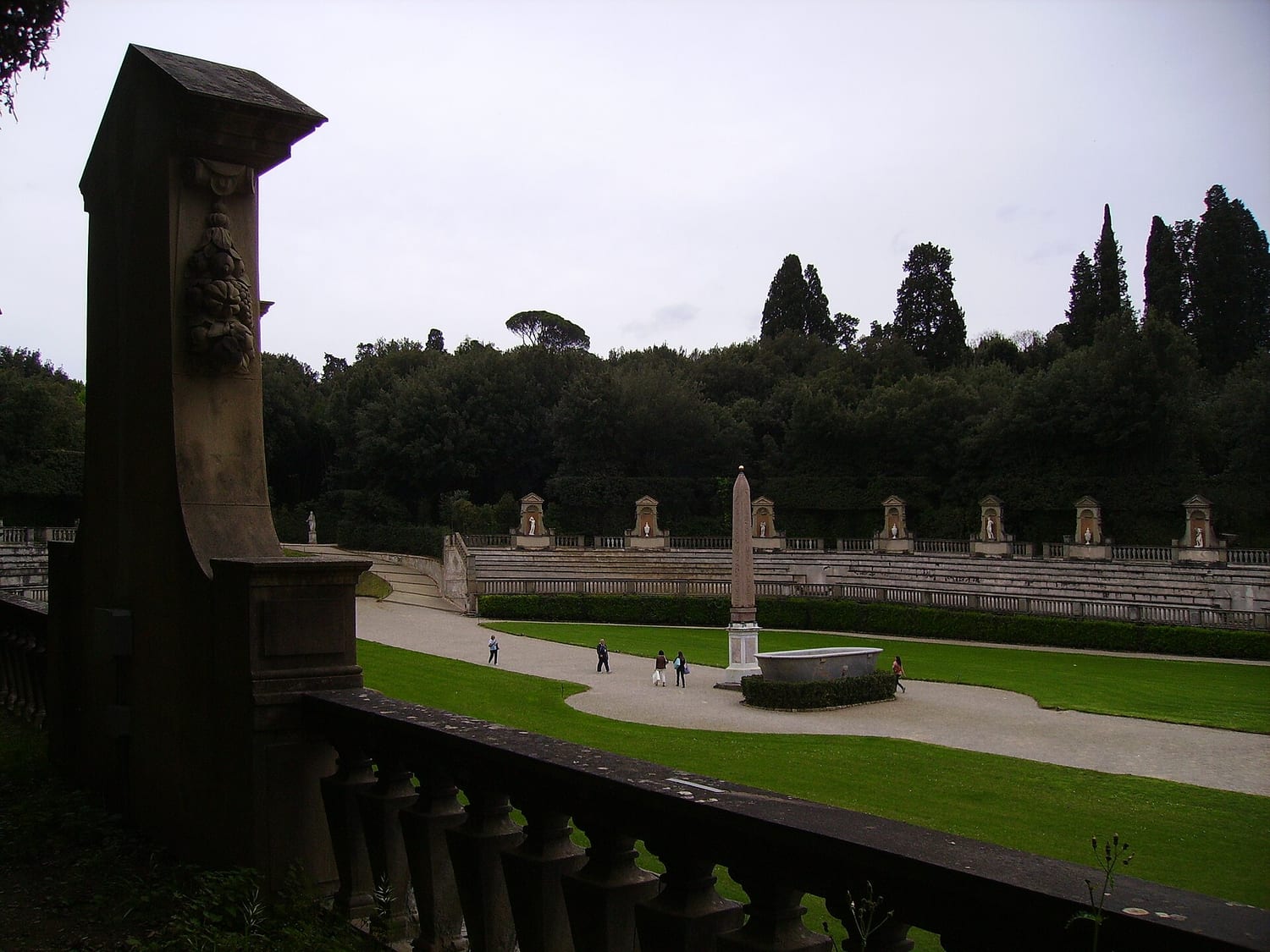 el anfiteatro de hierba de boboli con el obelisco egipcio en el centro y el palacio pitti al fondo