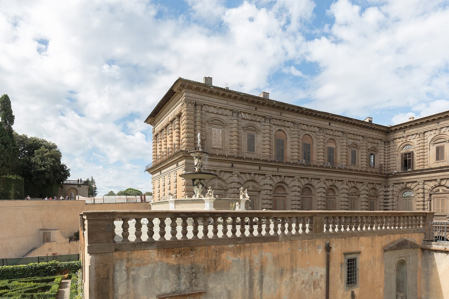 la fachada almohadillada del palacio pitti vista desde la plaza en cuesta