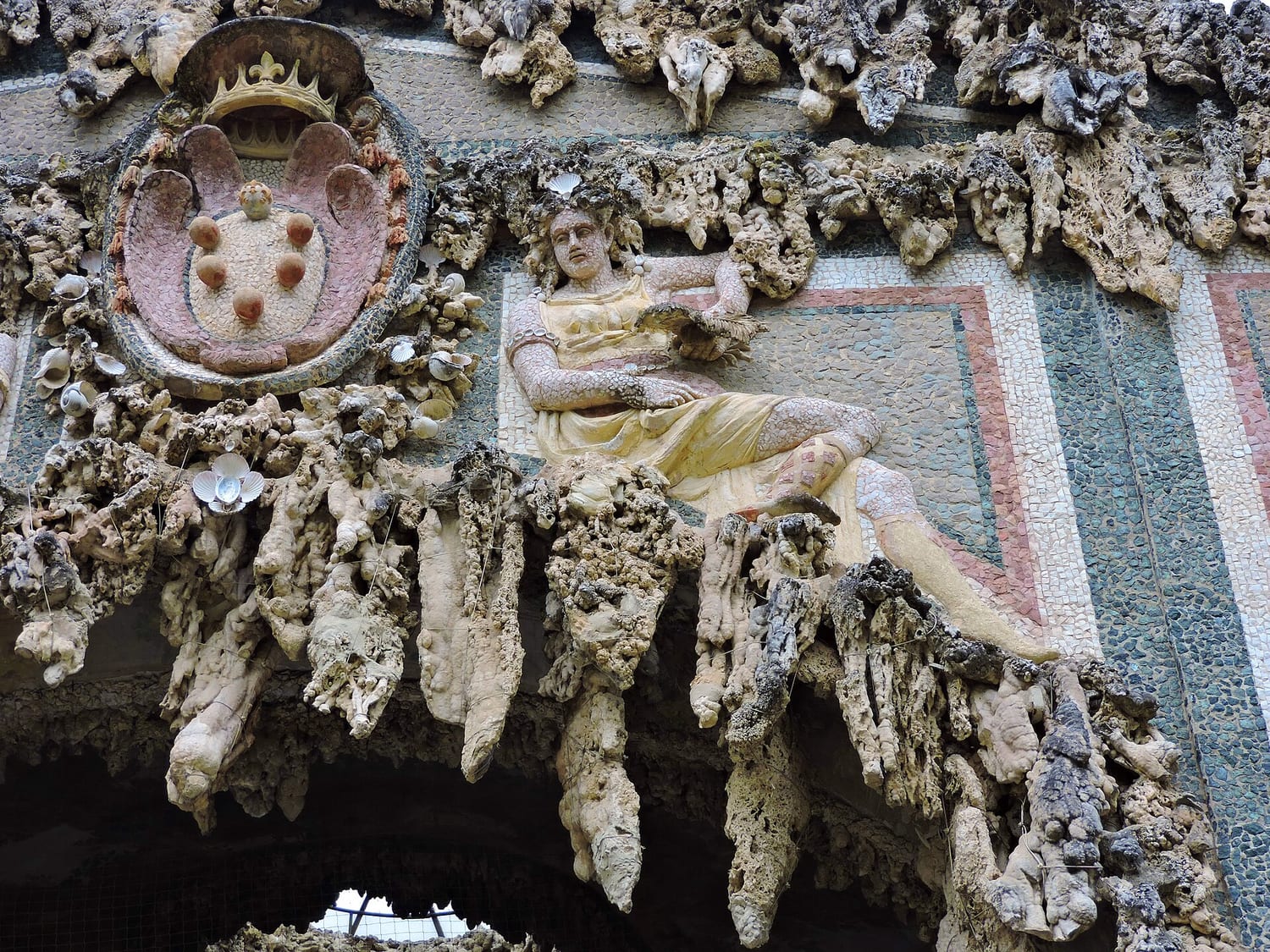 la gruta de buontalenti con las concreciones falsas y las figuras que emergen de la roca