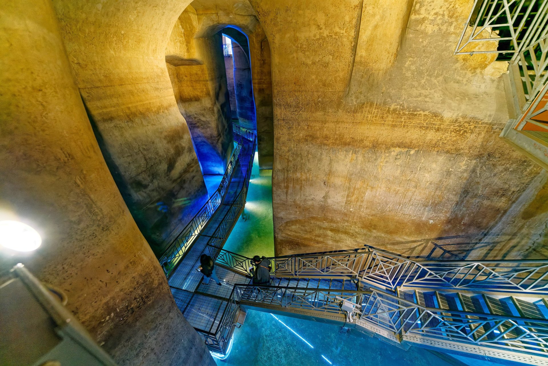 les passerelles metalliques suspendues dans la citerne du palombaro lungo de matera avec les parois creusees