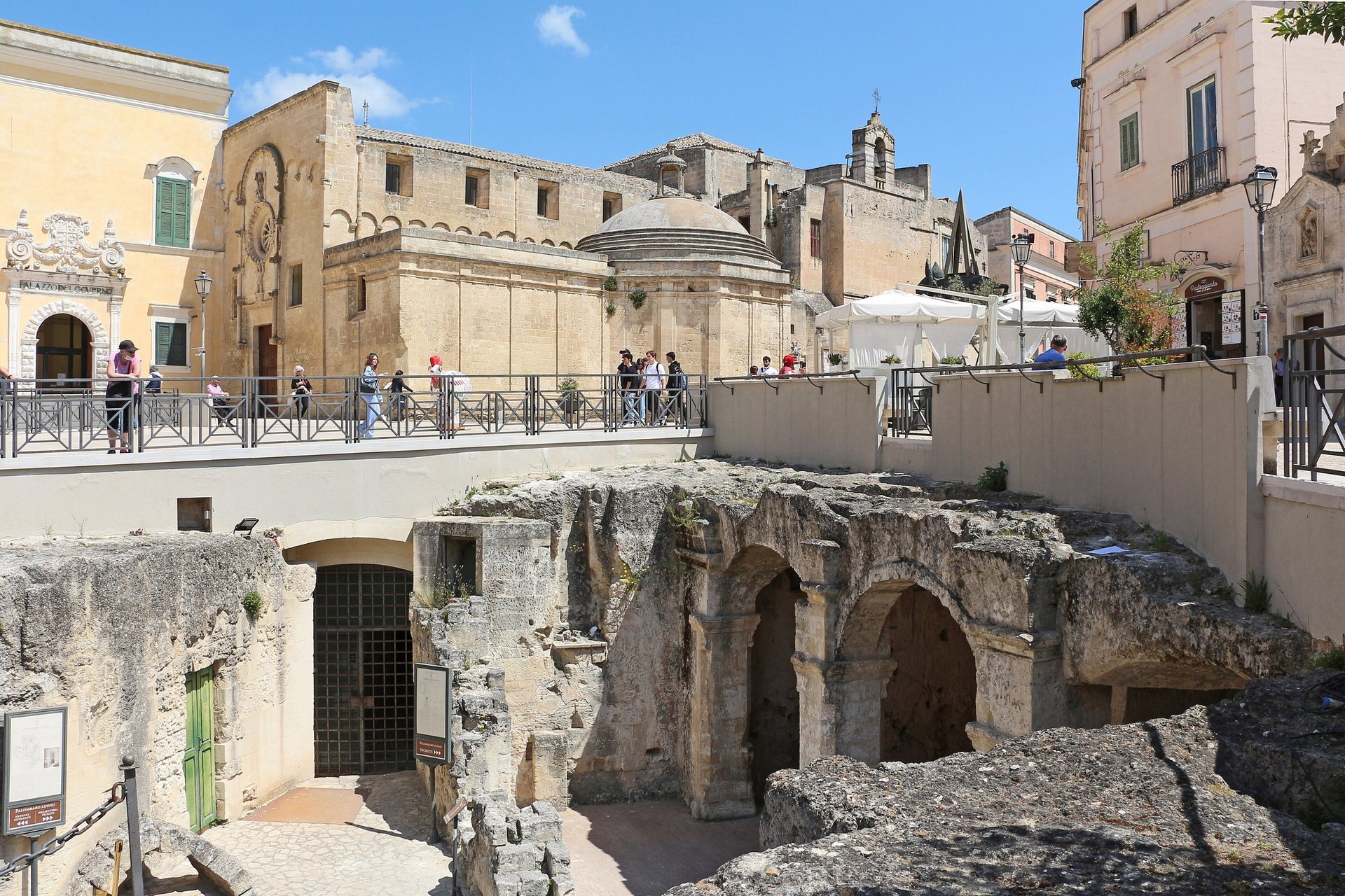 la piazza vittorio veneto de matera avec les hypogees creuses sous le niveau de la rue et le palazzo dell annunziata au fond