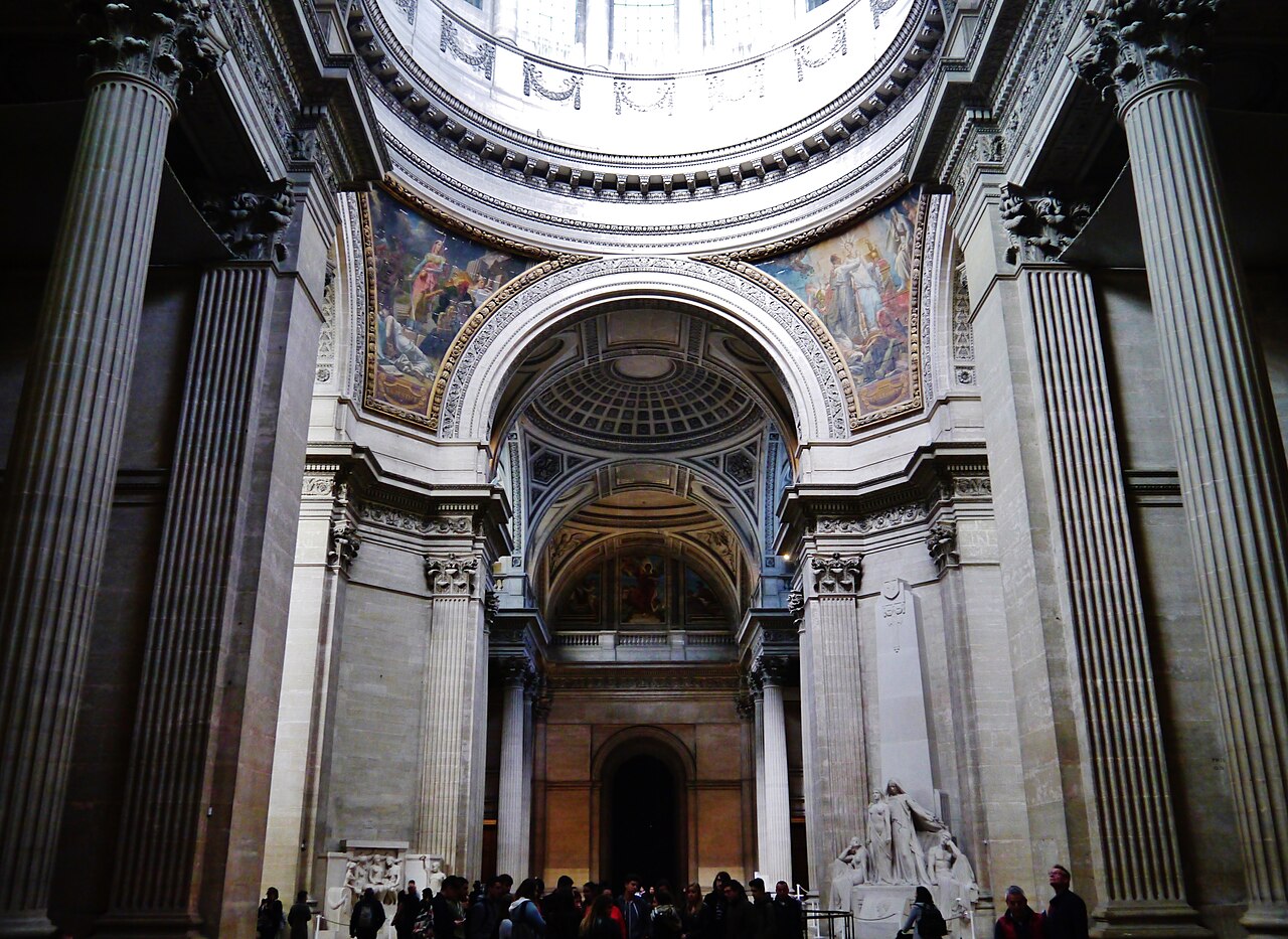 interno del pantheon visto verso un braccio della croce: colonne corinzie scanalate altissime, due grandi dipinti murali incorniciati d oro ai lati dell arcone, una semicupola a cassettoni e un gruppo scultoreo in marmo bianco addossato al pilastro di destra, con i visitatori piccolissimi in basso