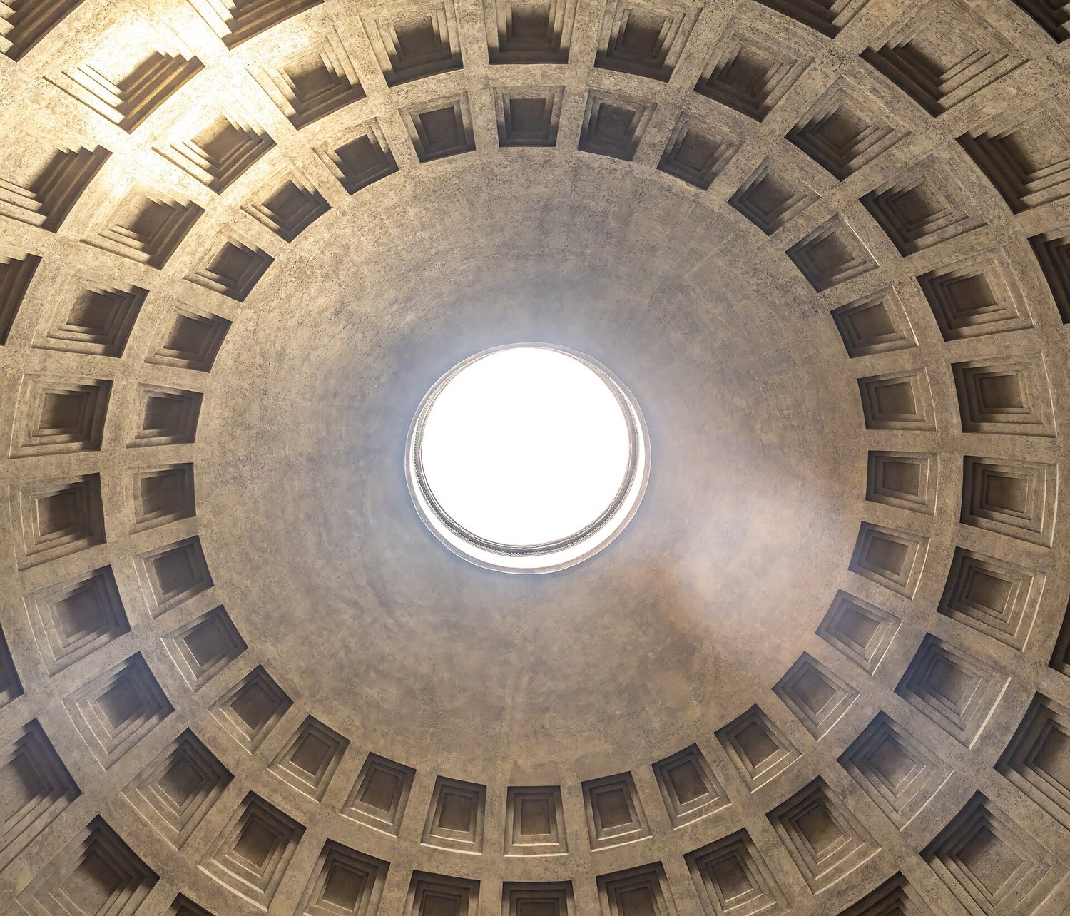 la cupola del Pantheon vista dall'interno con le cinque file di cassettoni e l'oculo aperto al centro